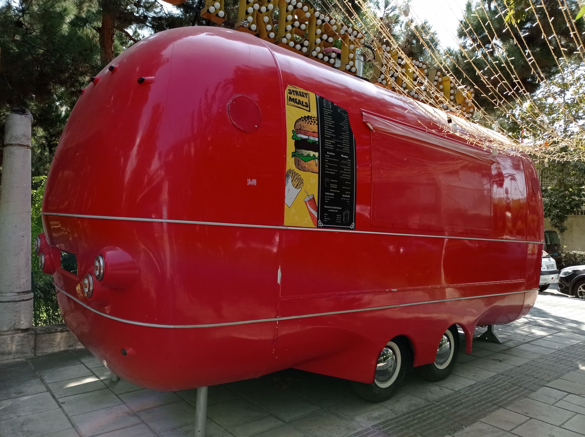 نمونه عکس 1x دوربین اصلی ردمی نوت ۹ در روشنایی - رستوران سیار پارک صبا