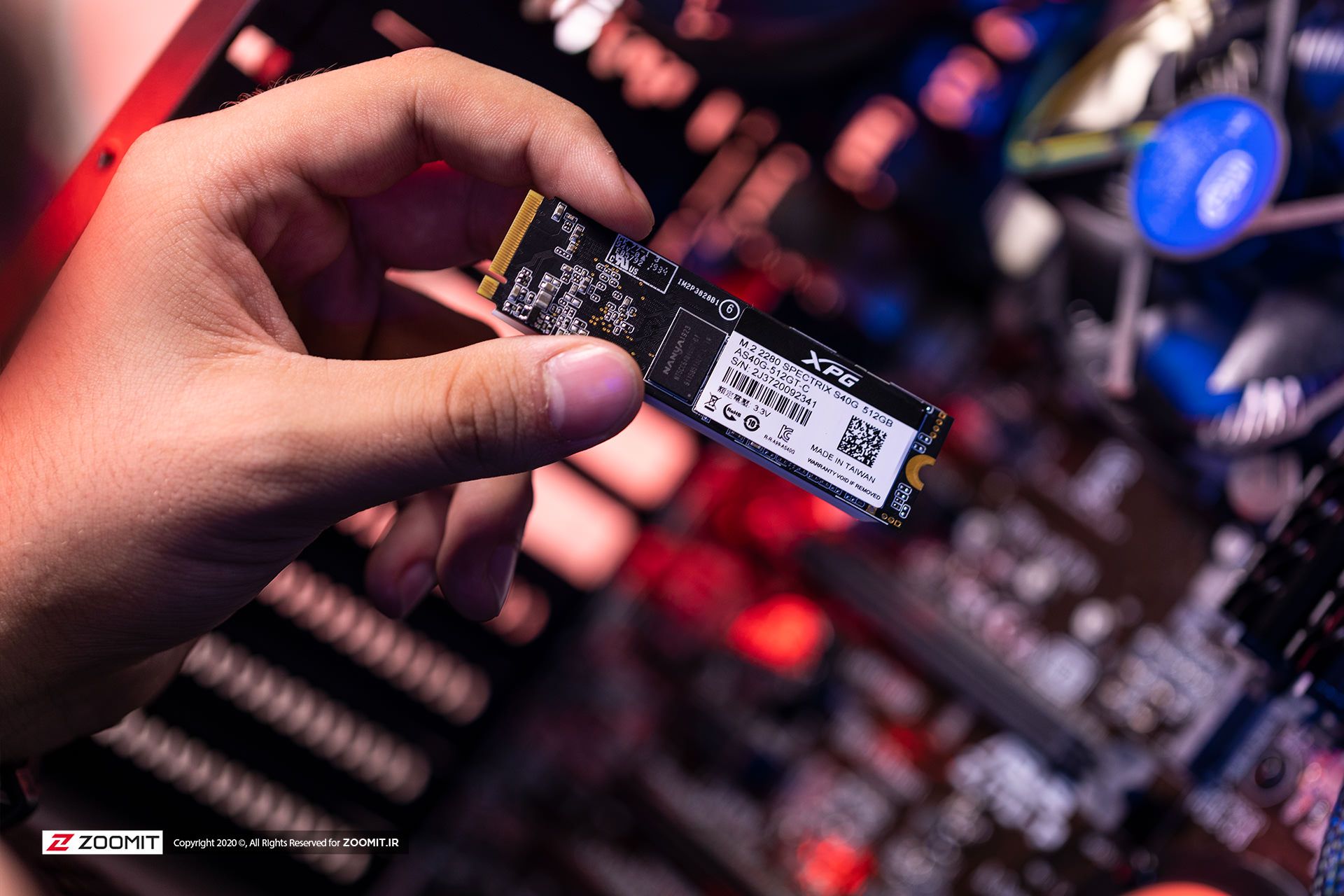 برد حافظه اس اس دی XPG S40G SSD در دست