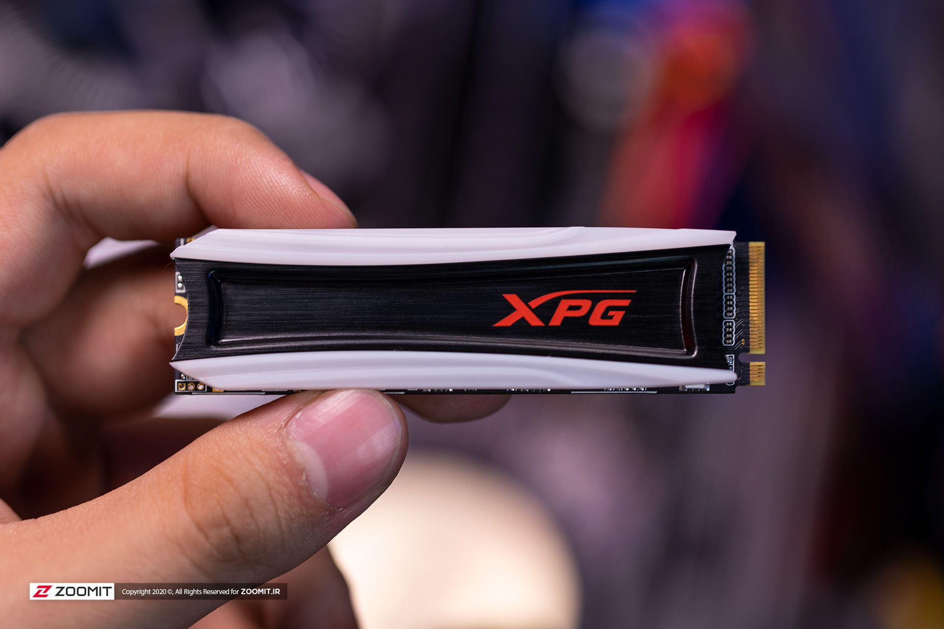 حافظه اس اس دی XPG S40 در دست