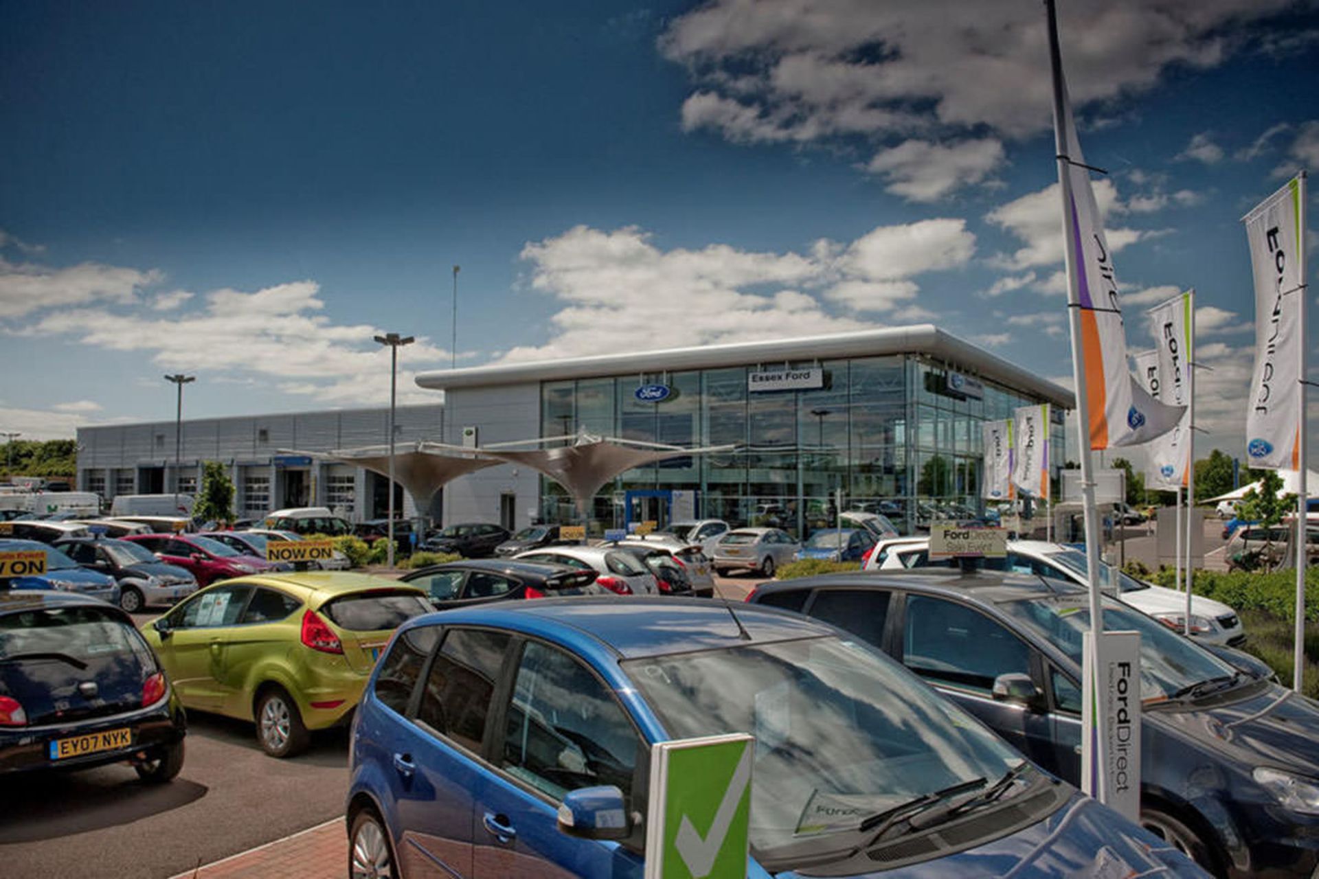 خودروهای بنزینی و دیزلی در پارکینگ