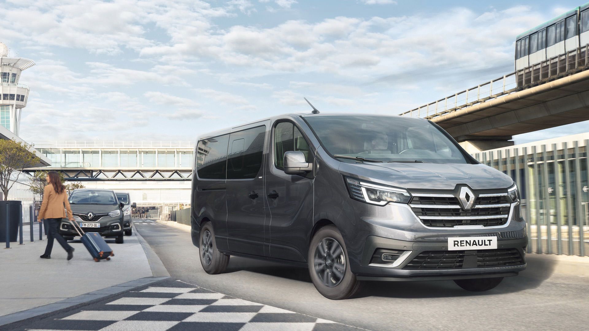 نمای سه چهارم ون رنو ترافیک / renault trafic خاکستری رنگ در کنار پل هوایی