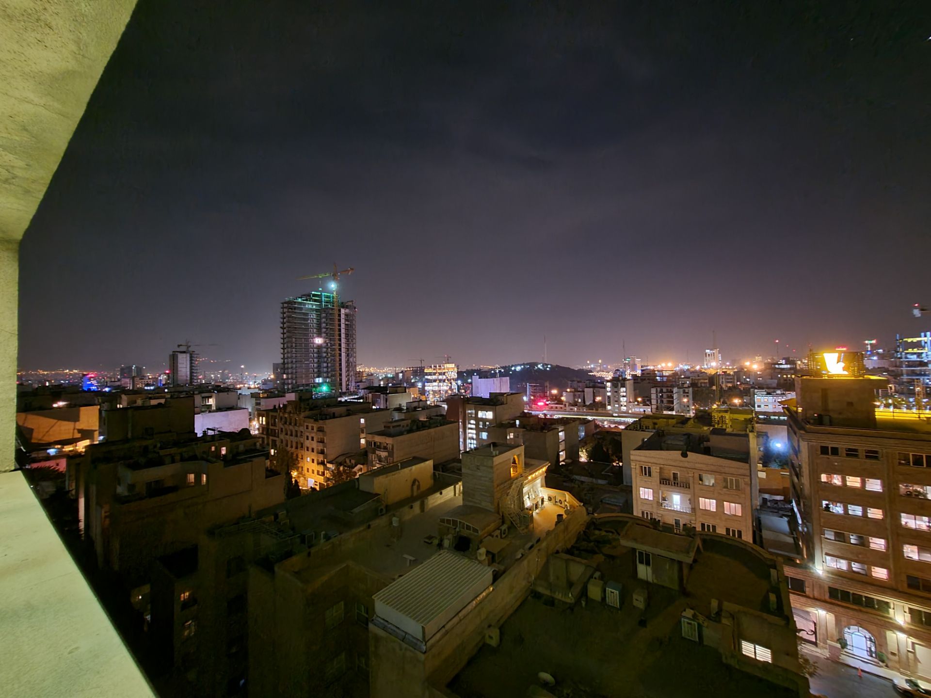 نمونه عکس اولتراواید گلکسی زد فولد ۲ در تاریکی - نمای ساختمان های خیابان جردن تهران