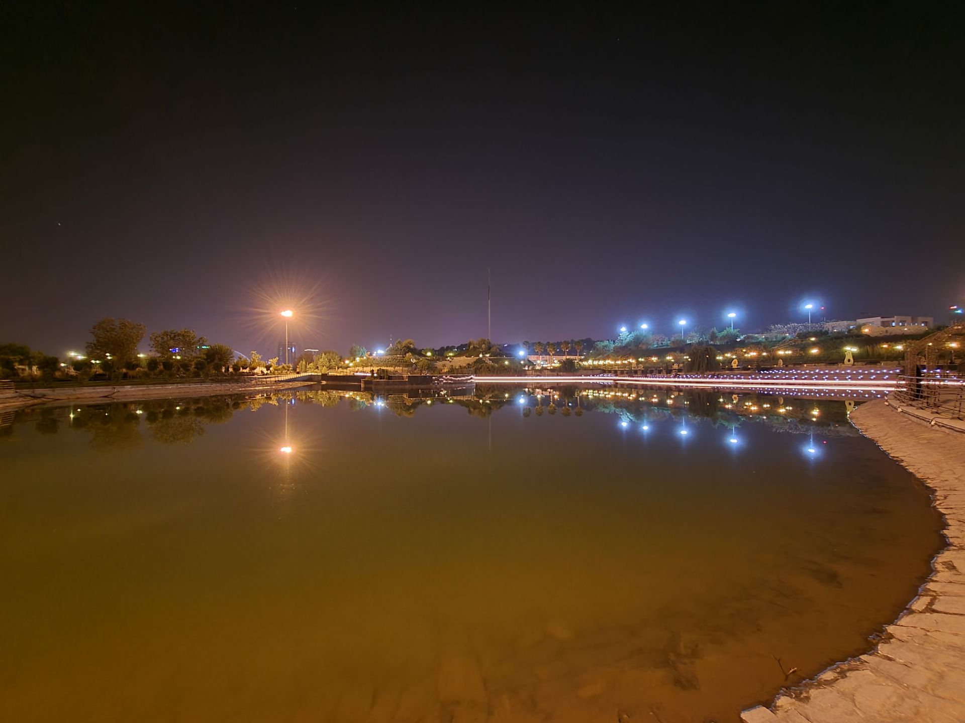 نمونه عکس اولتراواید گلکسی زد فولد ۲ در تاریکی - دریاچه مصنوعی باغ کتاب تهران