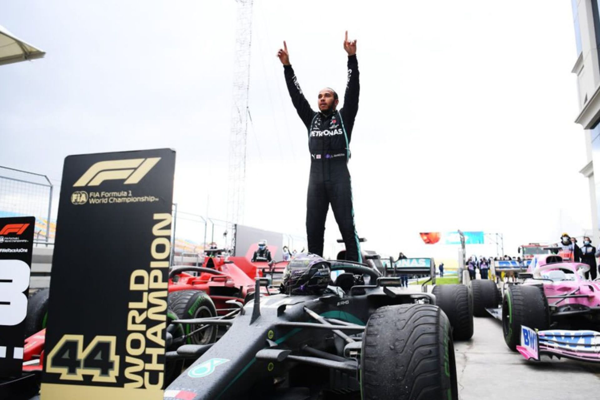 لوئیس همیلتون / lewis hamilton روی خودرو فرمول یک مرسدس بنز
