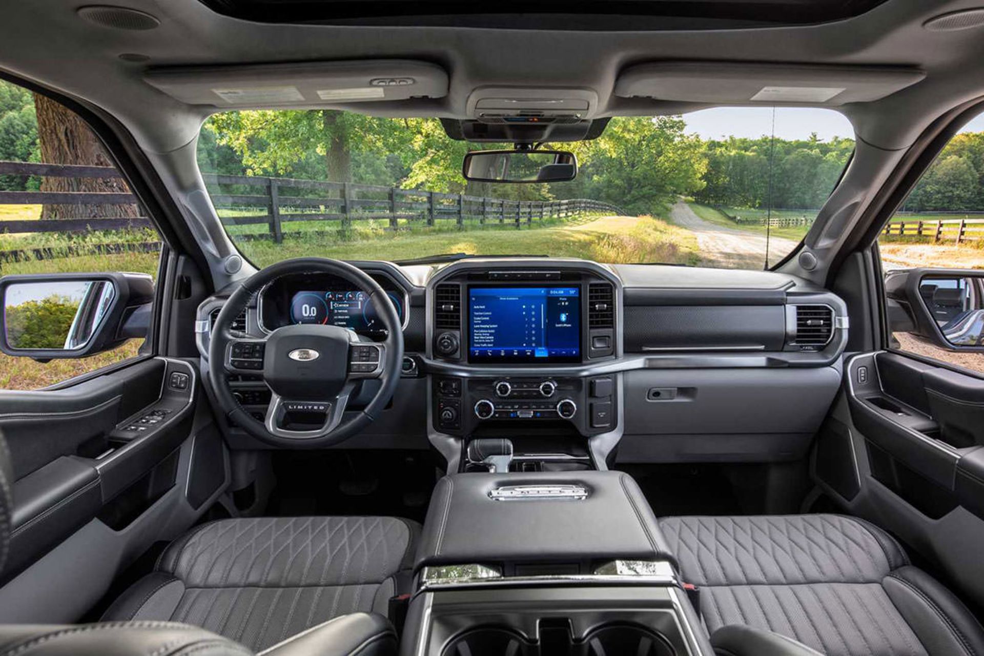 نمای کابین و سیستم سرگرمی وانت فورد اف 150 / Ford F-150