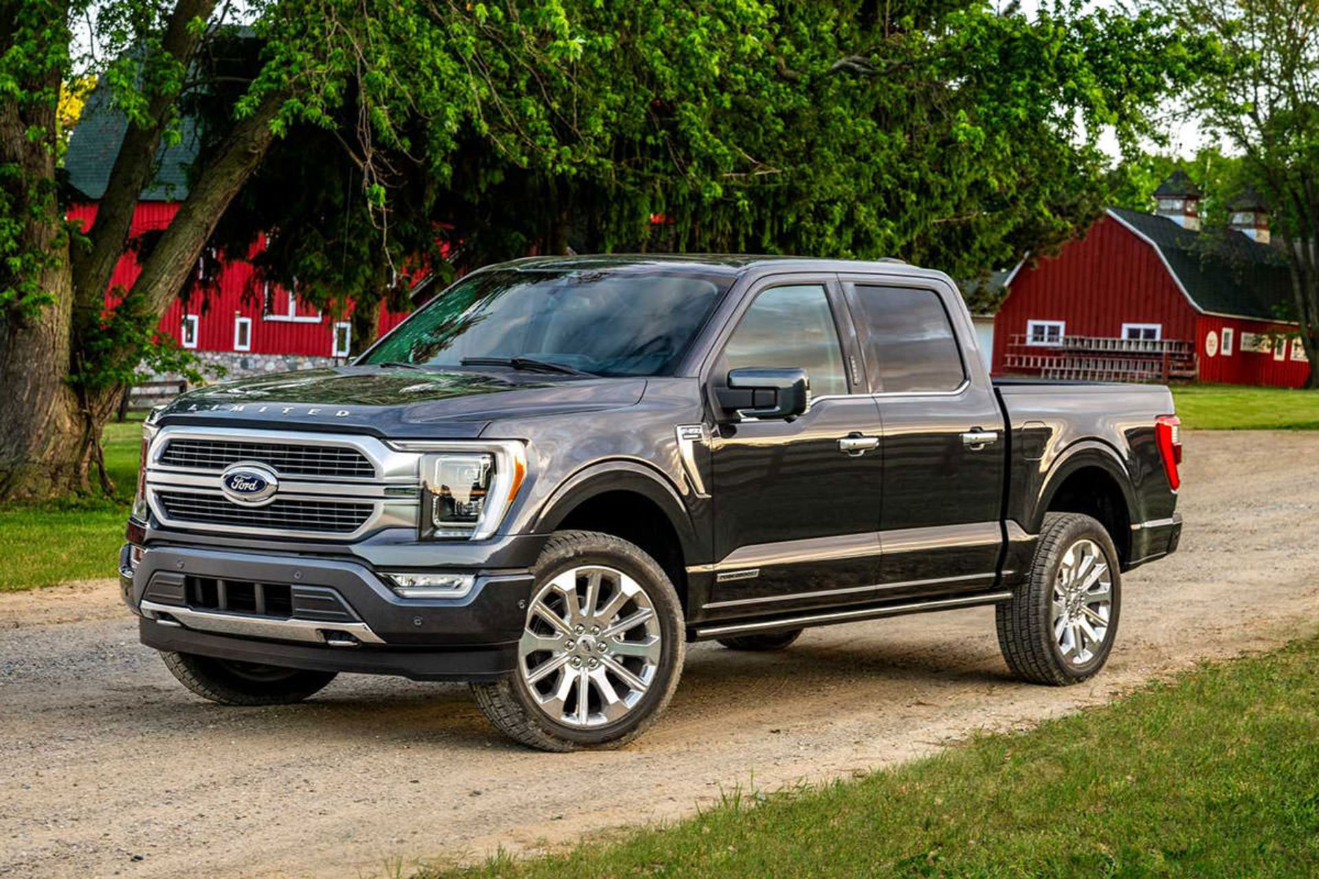 نمای سه چهارم وانت فورد اف 150 / Ford F-150 سیاه رنگ