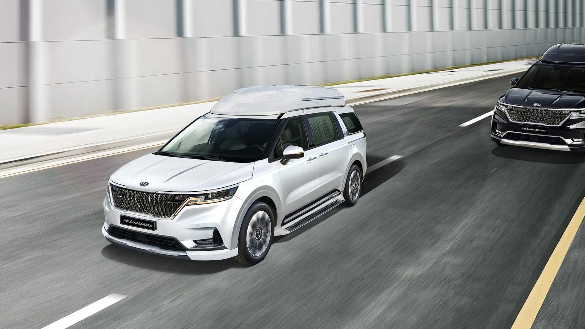 نمای سه چهارم مینی ون کیا کارنیوال 2021 / 2021 Kia Carnival سفید رنگ در اتوبان