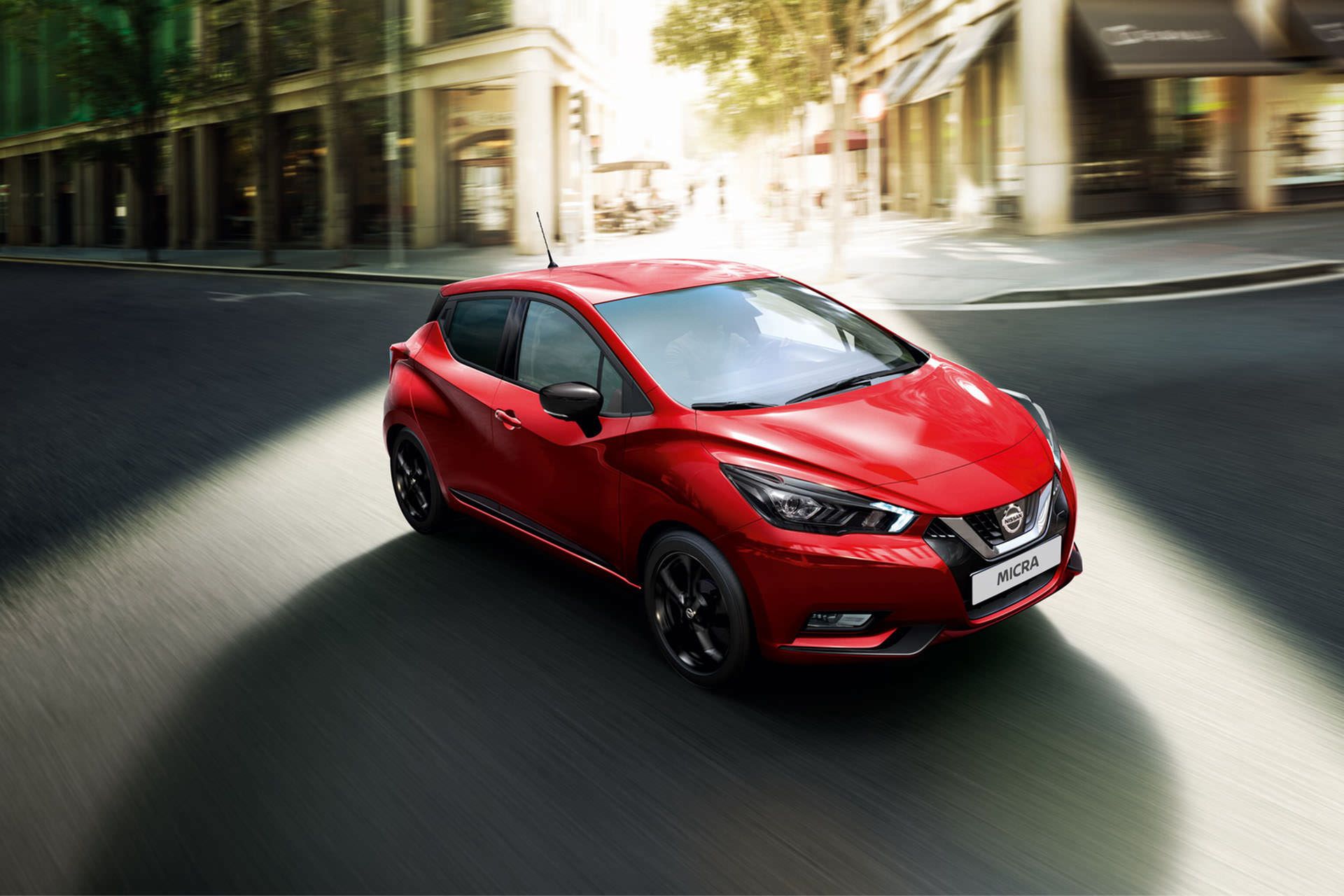 نمای جانبی هاچ بک / hatchback نیسان میکرا / 2021 Nissan Micra مدل 2021 قرمز رنگ در خیابان