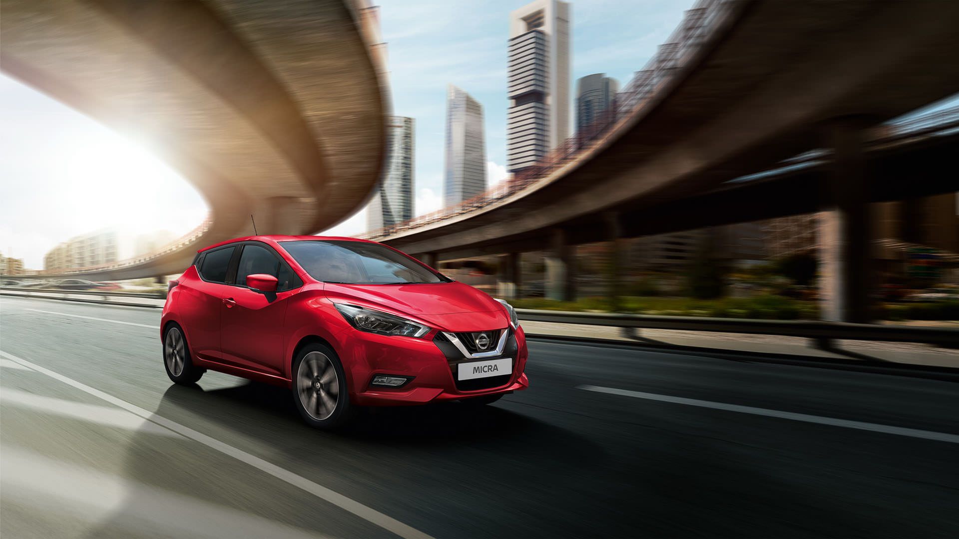 نمای جلو هاچ بک / hatchback نیسان میکرا / 2021 Nissan Micra مدل 2021 قرمز رنگ در زیر پل هوایی