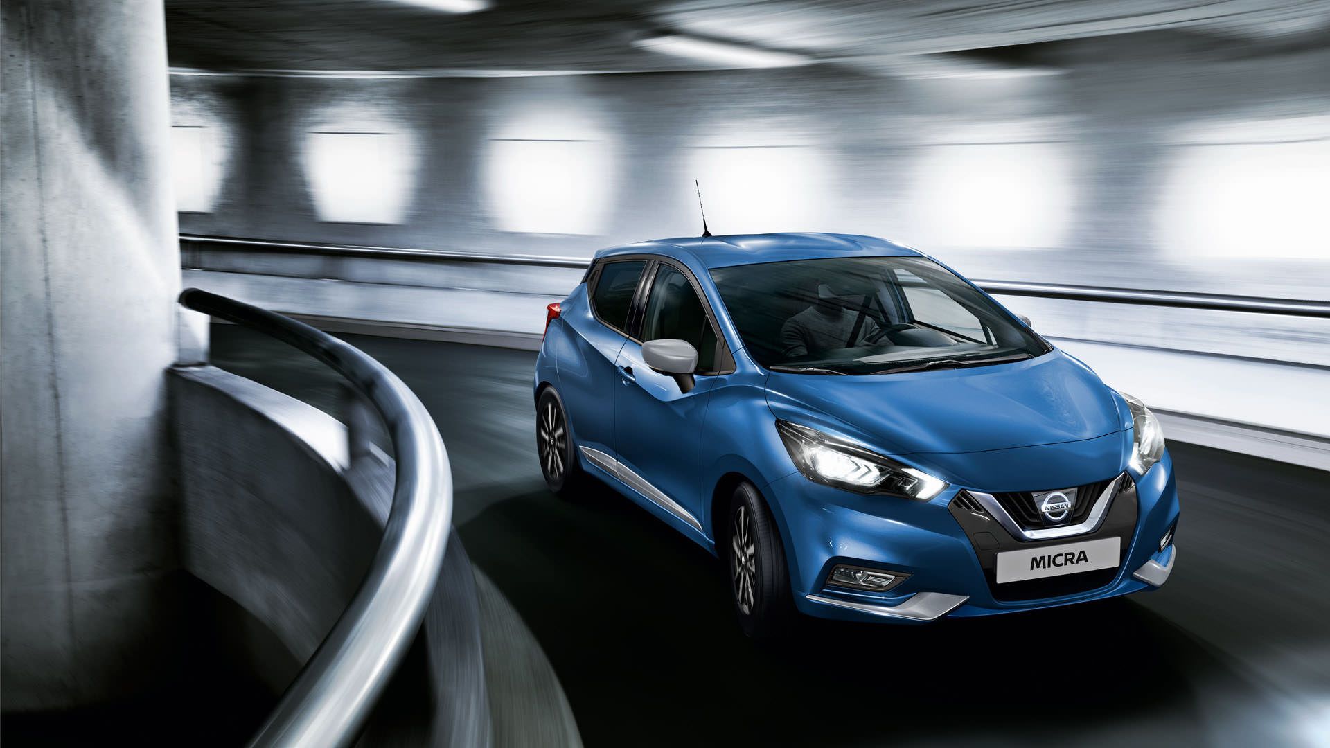 نمای اصلی هاچ بک / hatchback نیسان میکرا / 2021 Nissan Micra مدل 2021 آبی رنگ در بزرگراه