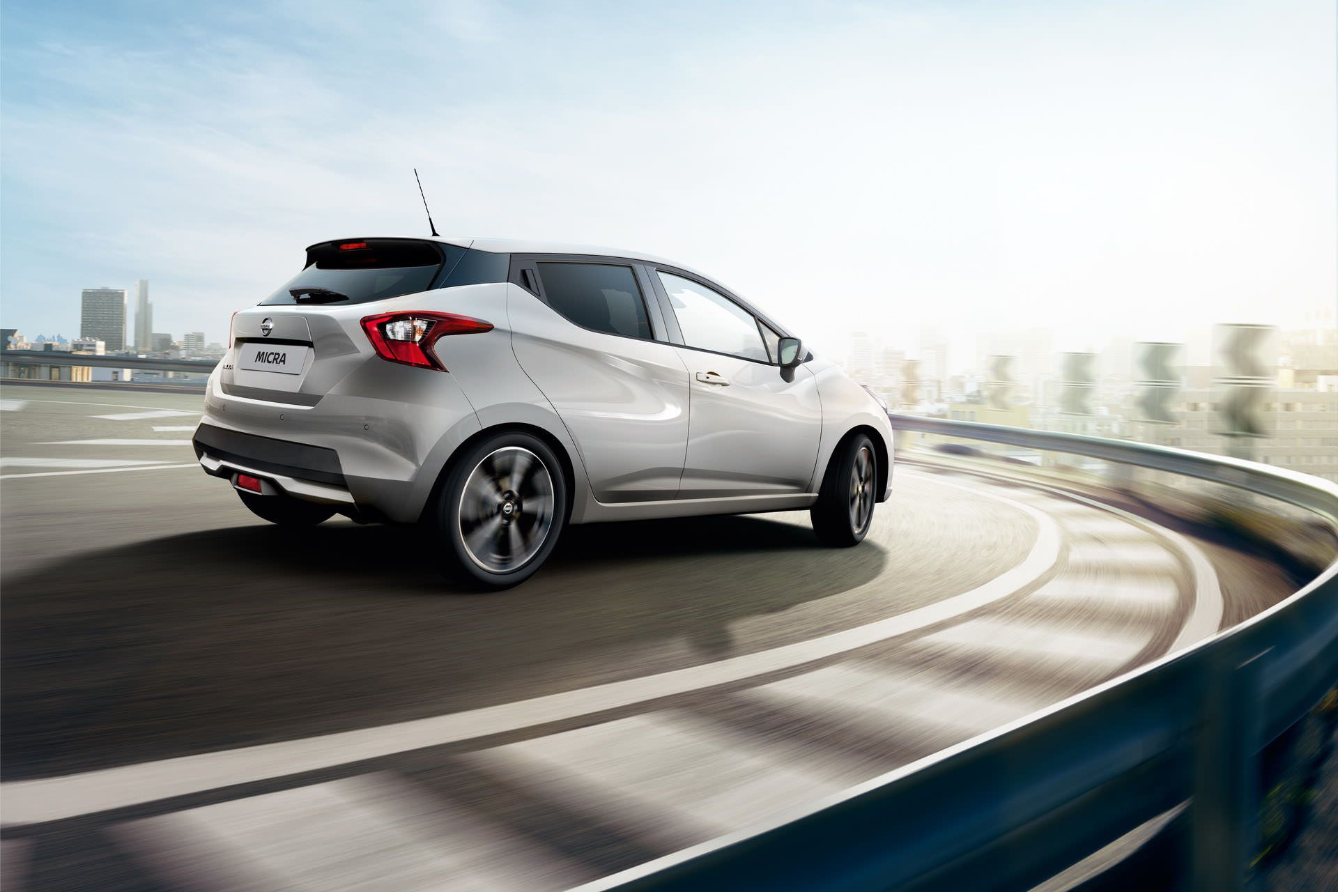 نمای عقب هاچ بک / hatchback نیسان میکرا / 2021 Nissan Micra مدل 2021 خاکستری رنگ در بزرگراه