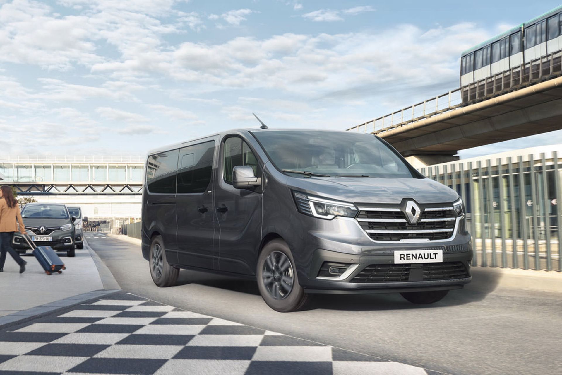 نمای جلو ون رنو ترافیک / renault trafic خاکستری رنگ در کنار ساختمان