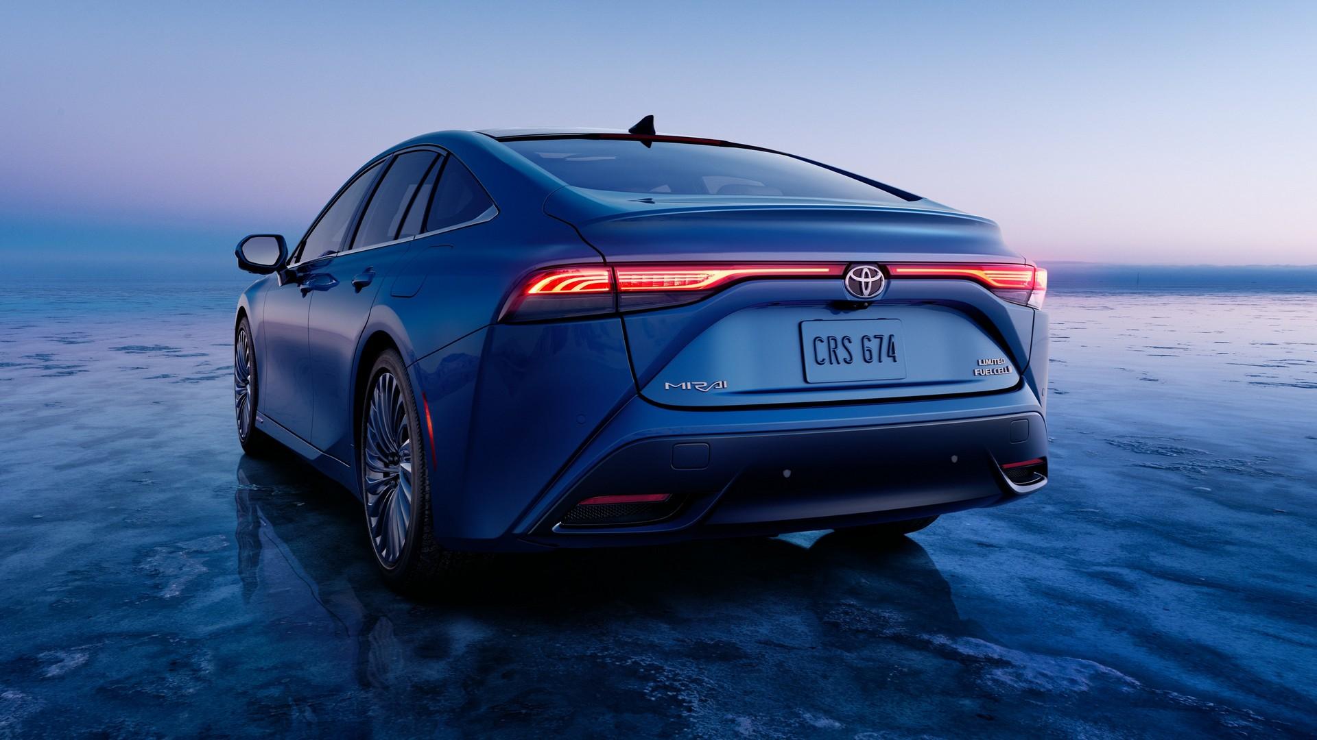 Toyota Mirai نمای پشت تویوتا میرای 