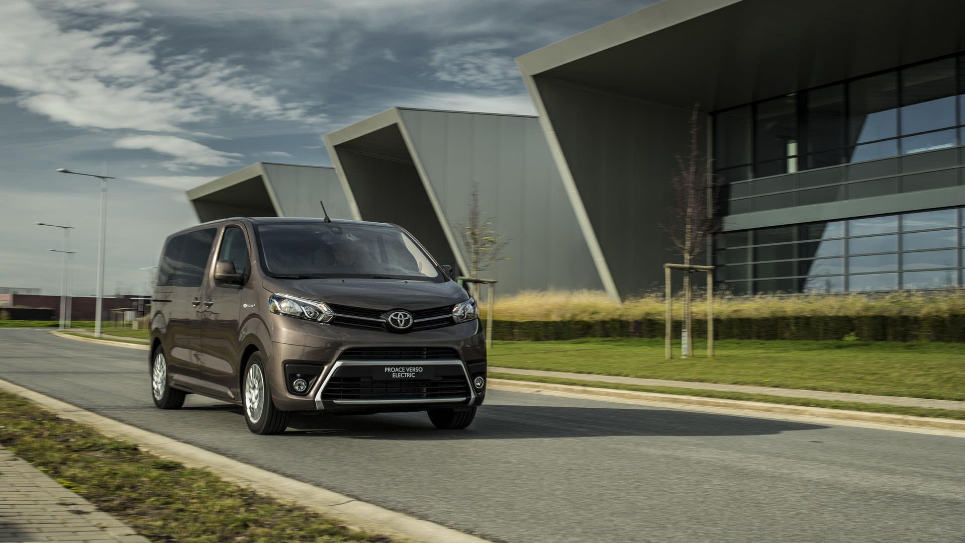نمای جلو ون الکتریکی تویوتا پروسه ورسو / 2021 Toyota Proace Verso در جاده