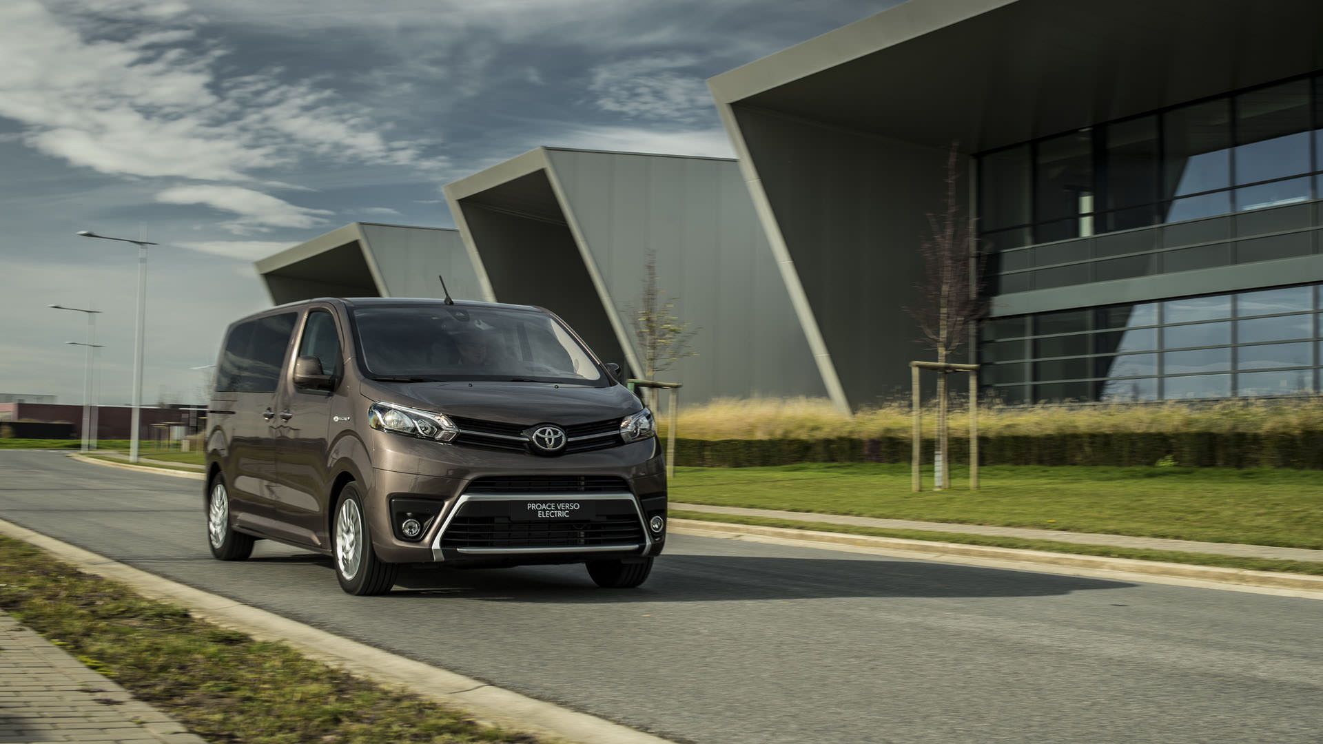 نمای جلو ون الکتریکی تویوتا پروسه ورسو / 2021 Toyota Proace Verso در جاده