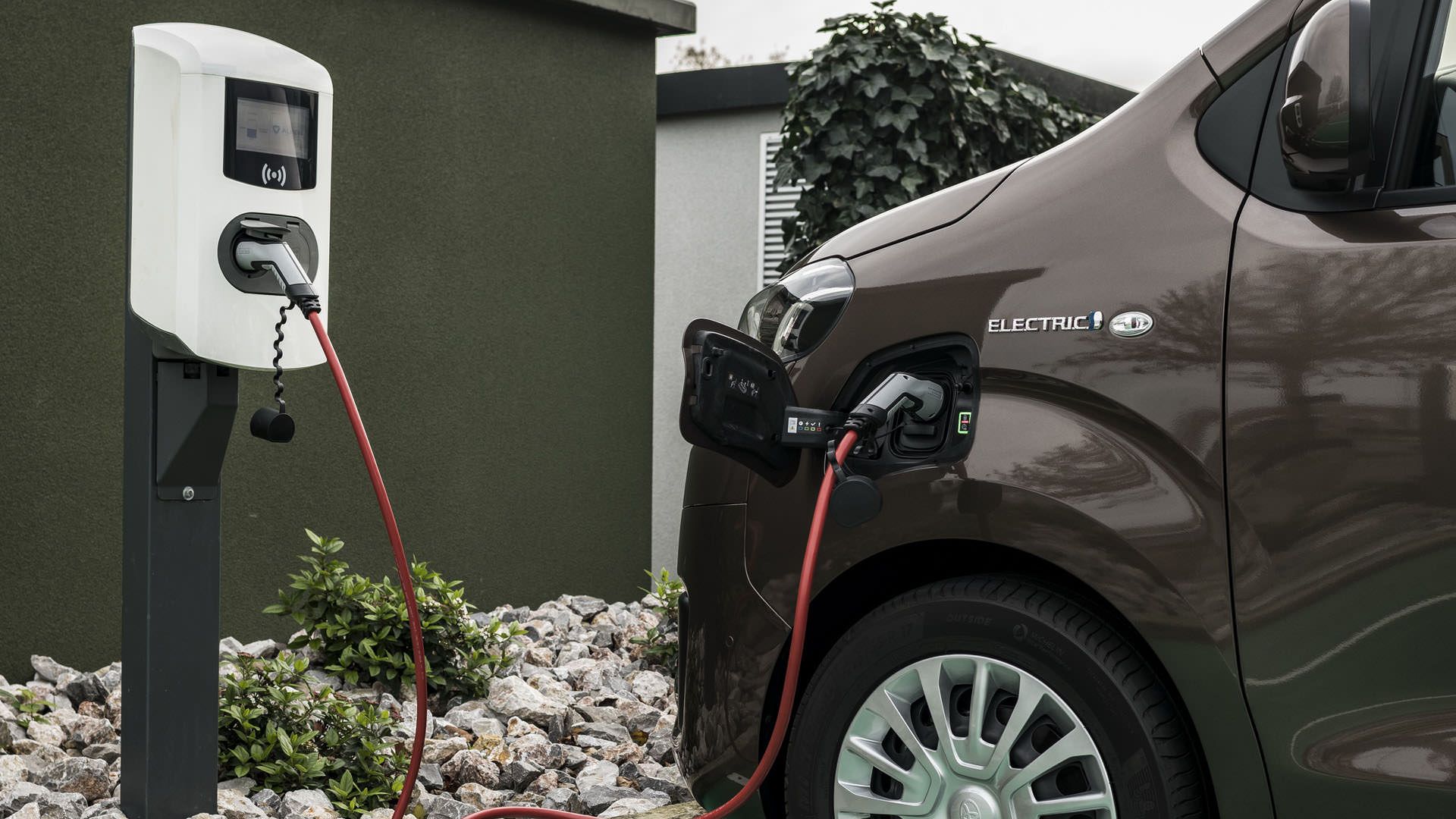 ون الکتریکی تویوتا پروسه ورسو / 2021 Toyota Proace Verso در حال شارژ شدن