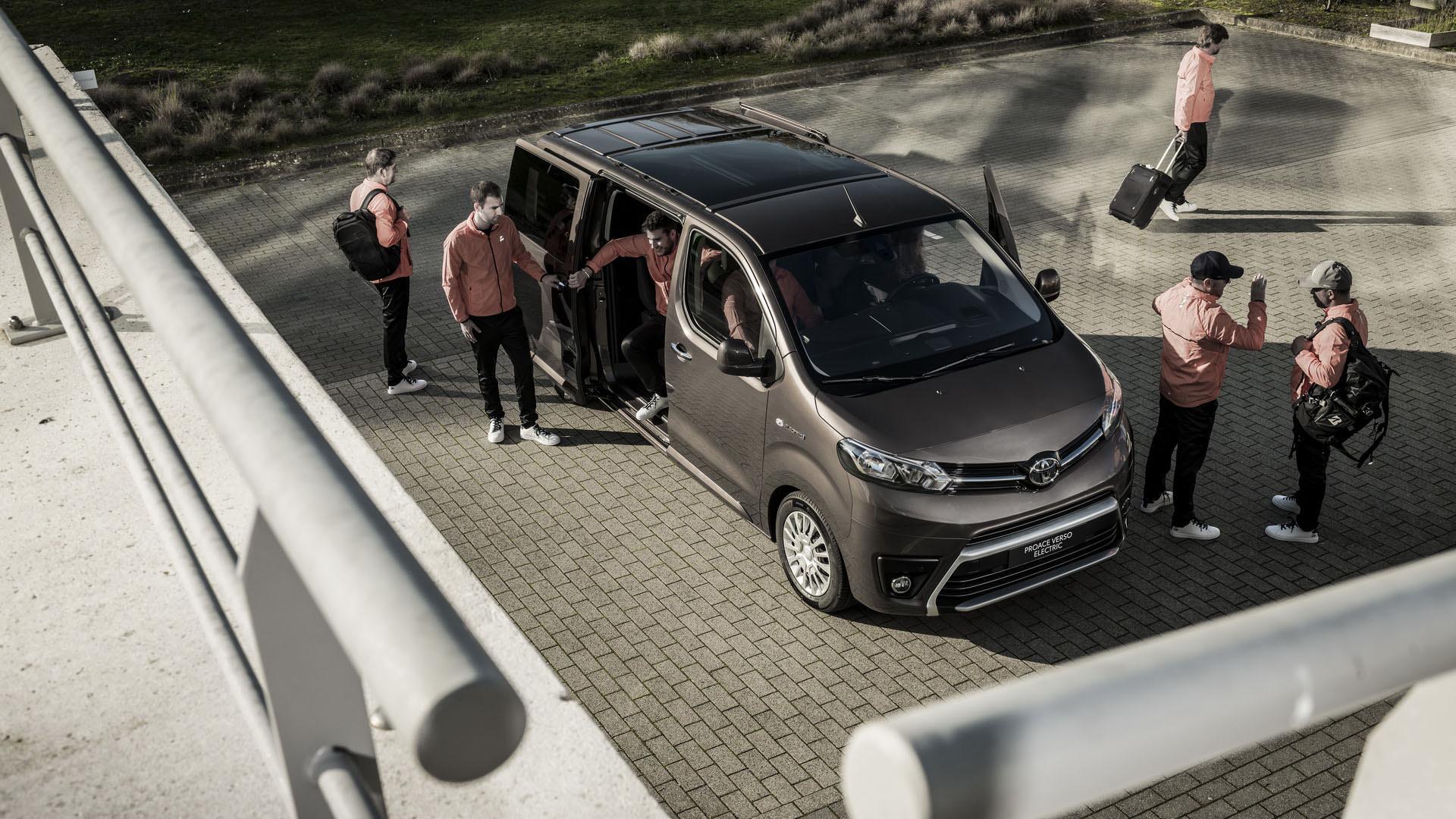 نمای ون الکتریکی تویوتا پروسه ورسو / 2021 Toyota Proace Verso در حال پیاده کردن مسافران