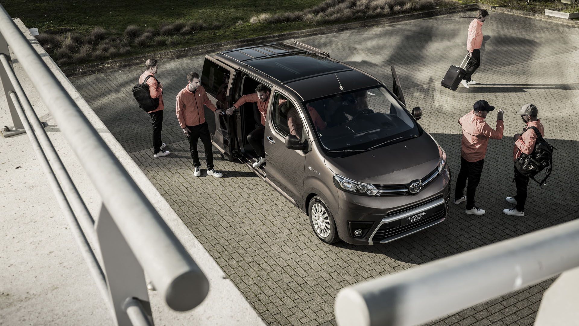 نمای ون الکتریکی تویوتا پروسه ورسو / 2021 Toyota Proace Verso در حال پیاده کردن مسافران