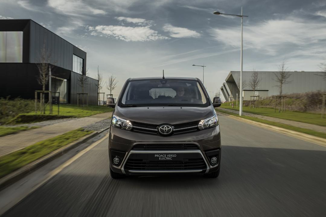 نمای جلو ون الکتریکی تویوتا پروسه ورسو / 2021 Toyota Proace Verso در اتوبان
