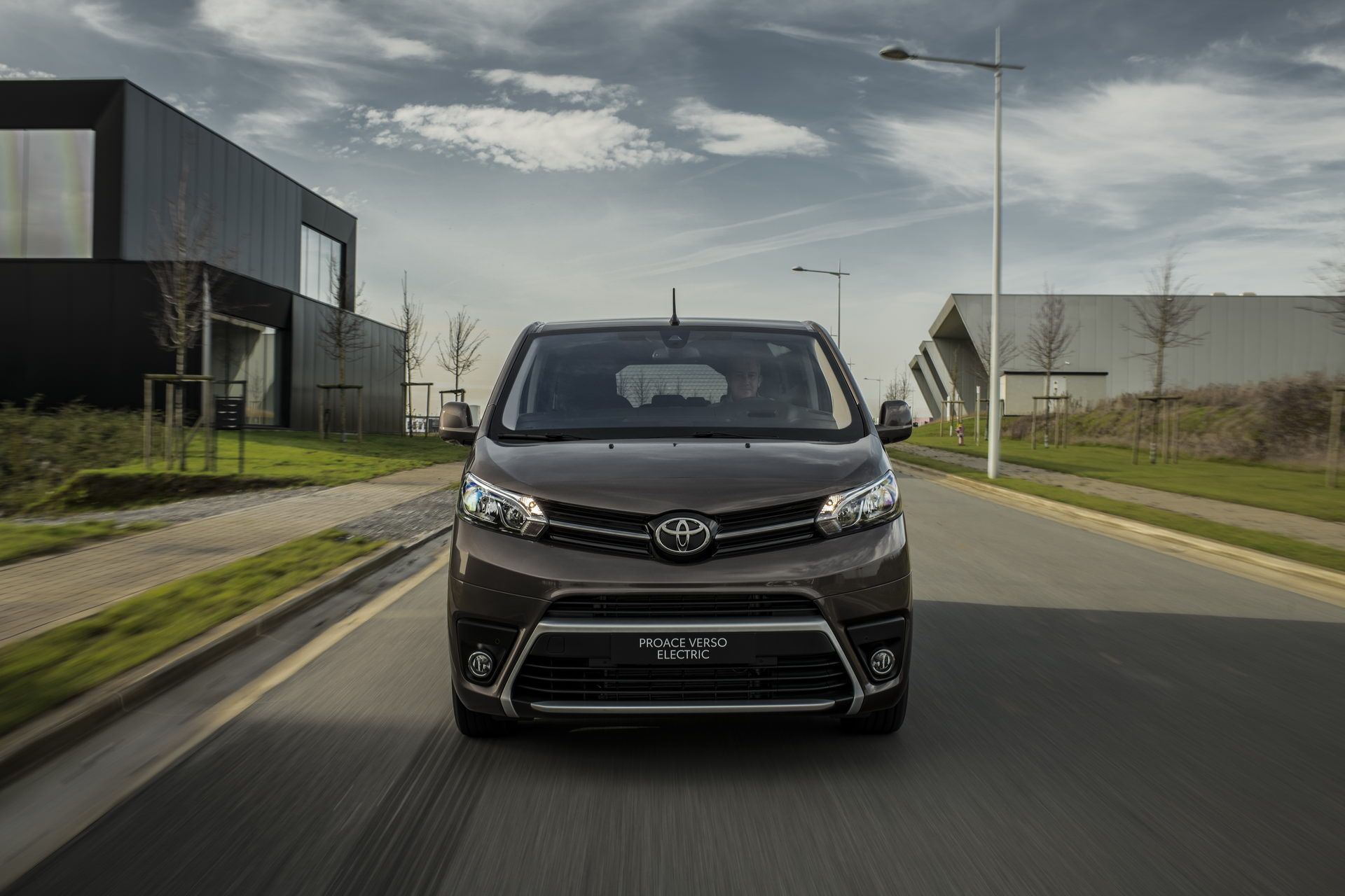 نمای جلو ون الکتریکی تویوتا پروسه ورسو / 2021 Toyota Proace Verso در اتوبان