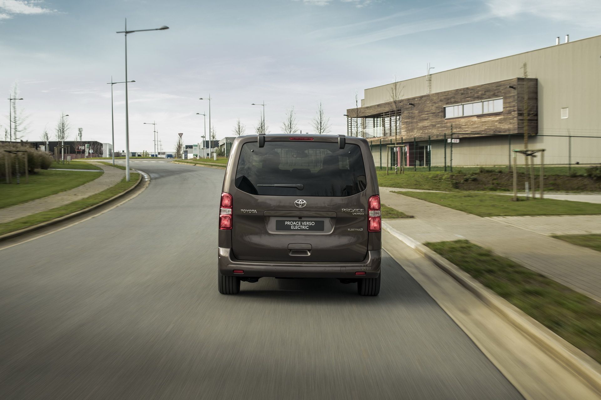 نمای عقب ون الکتریکی تویوتا پروسه ورسو / 2021 Toyota Proace Verso در اتوبان