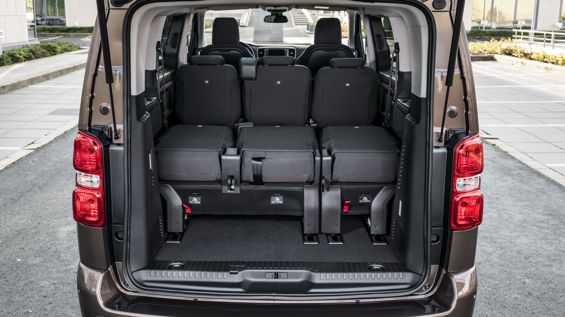 نمای صندلی های عقب ون الکتریکی تویوتا پروسه ورسو / 2021 Toyota Proace Verso