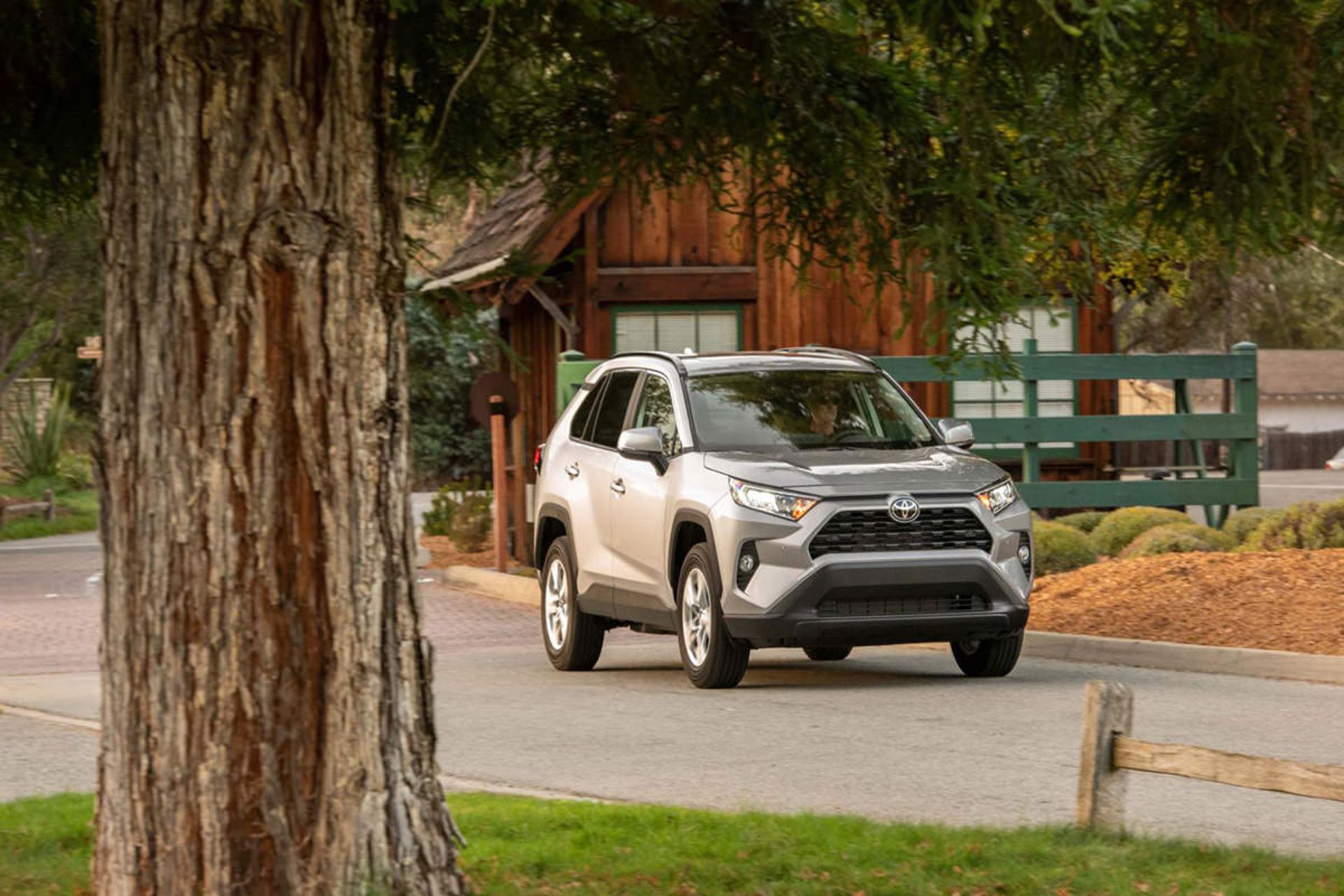 شاسی بلند تویوتا راو4 / Toyota RAV4 در خیابان