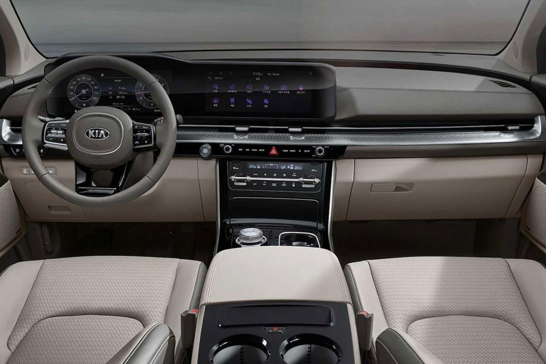 نمای کابین مینی ون کیا کارنیوال 2021 / 2021 Kia Carnival