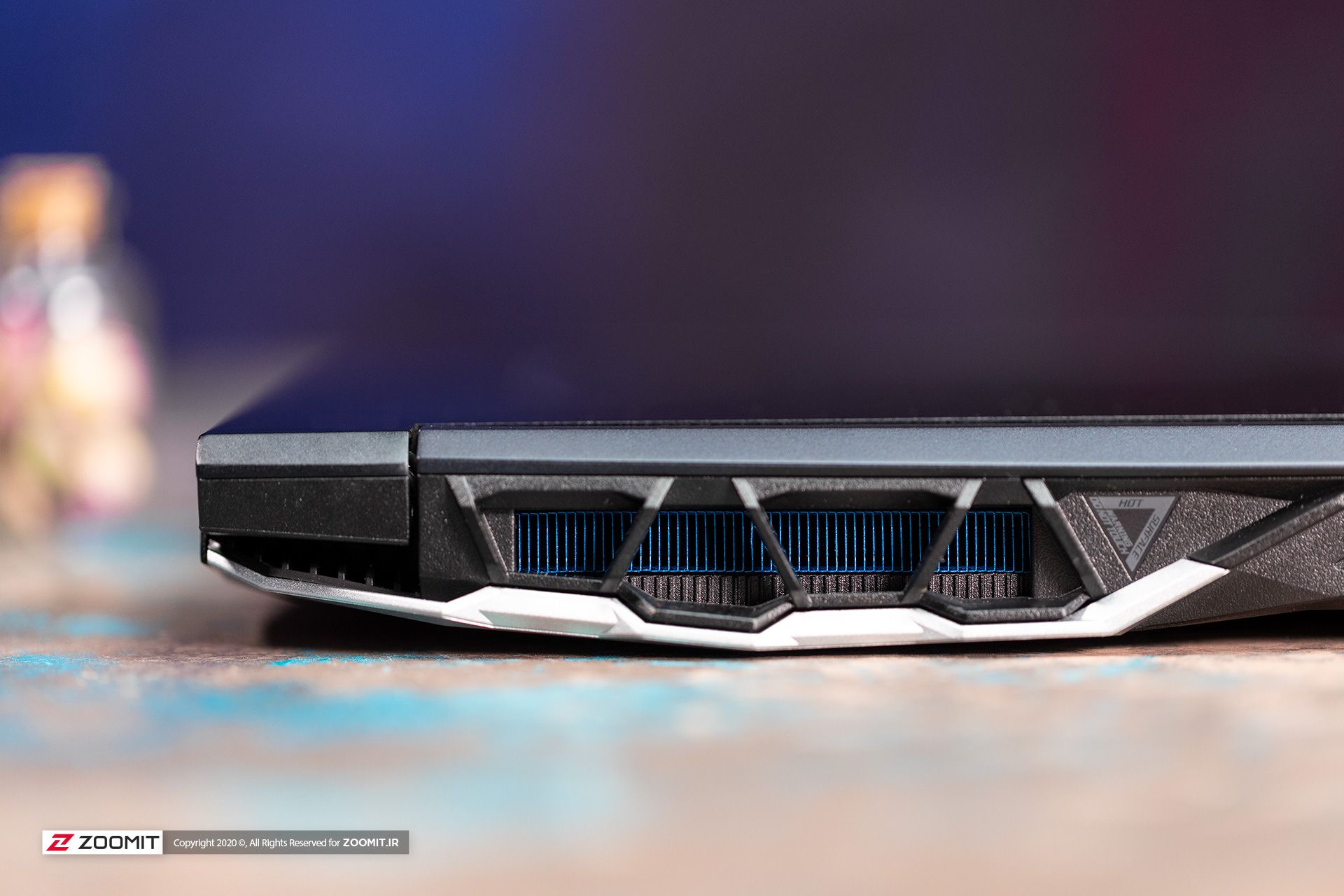 دریچه هوای پشتی لپ تاپ ایسر هلیوس ۳۰۰ از نزدیک