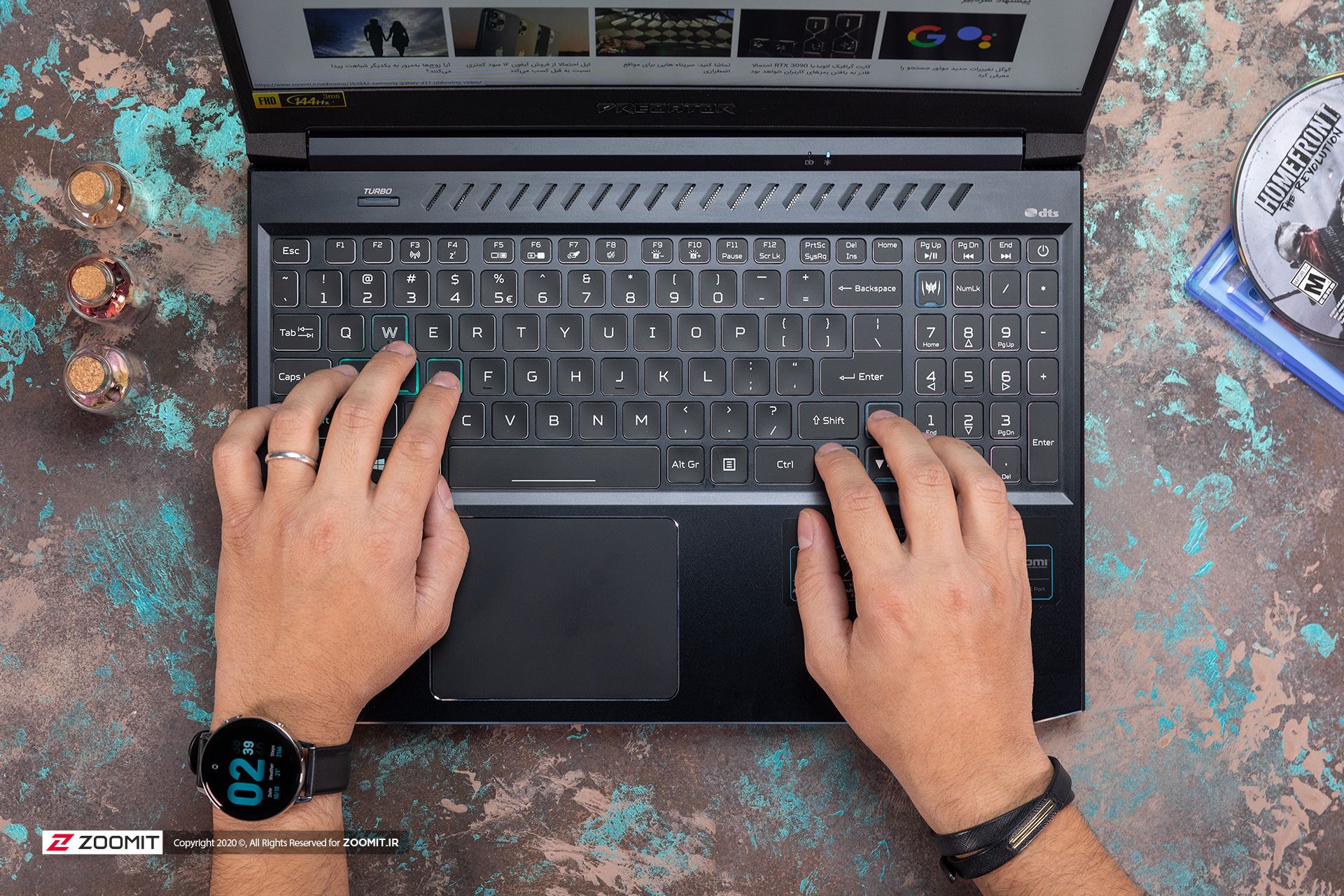 کار با لپ تاپ ایسر هلیوس ۳۰۰