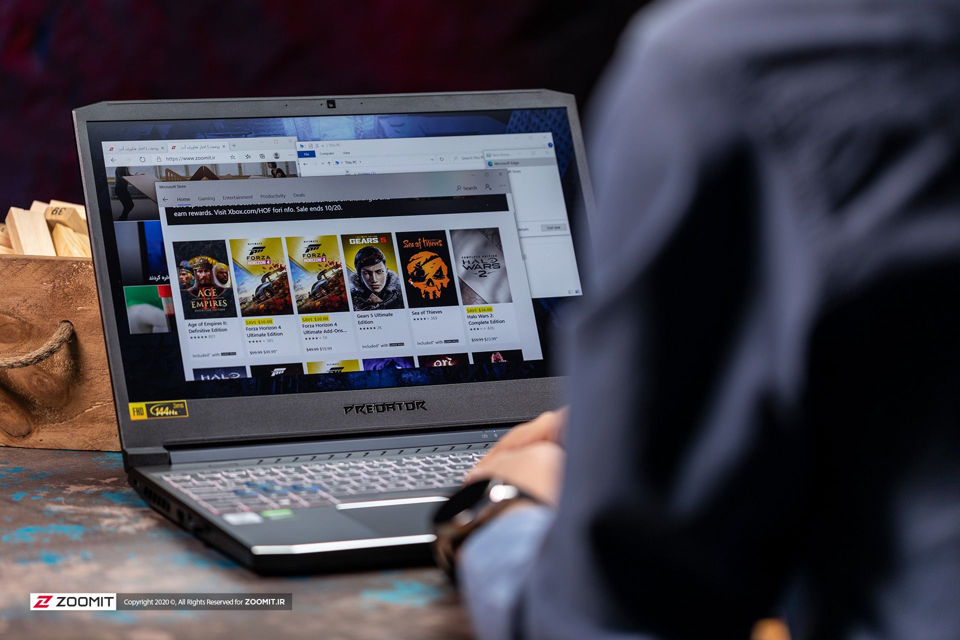 لپ تاپ ایسر هلیوس ۳۰۰ در حال استفاده