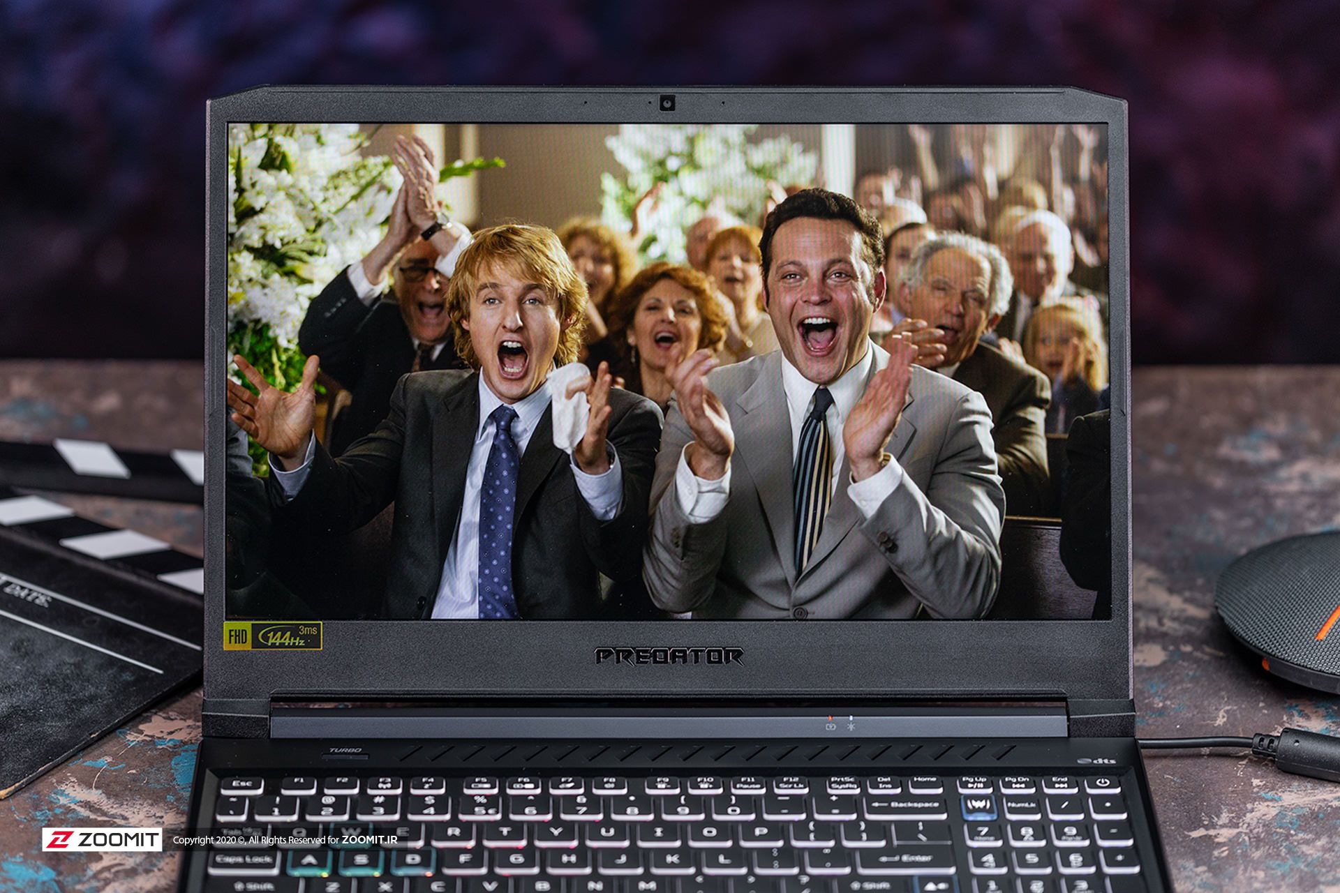 لپ تاپ ایسر هلیوس ۳۰۰ حین پخش فیلم