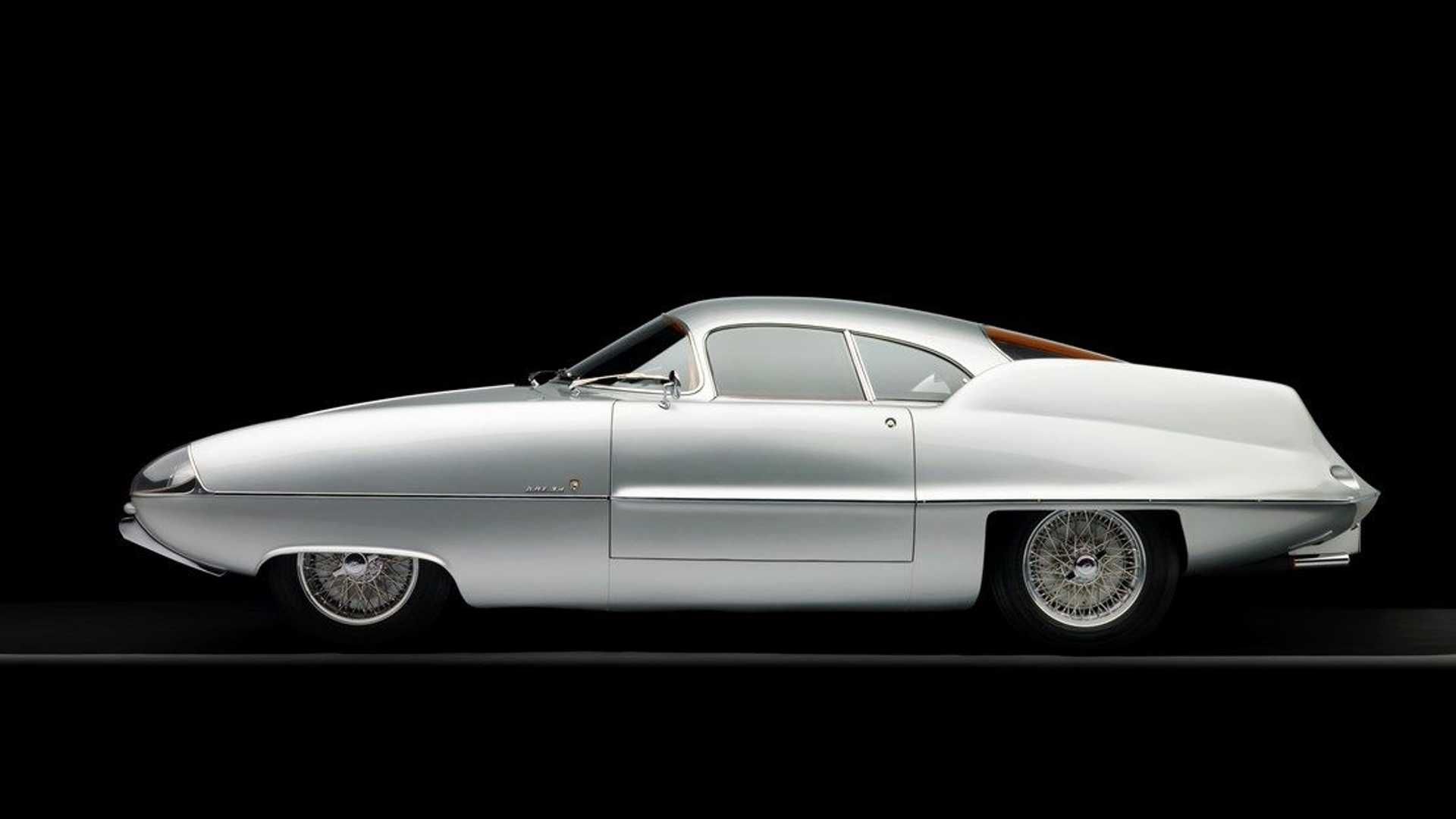 نمای جانبی خودروی مفهومی آلفا رومئو / Alfa Romeo B.A.T. Concept Car با رنگ سفید