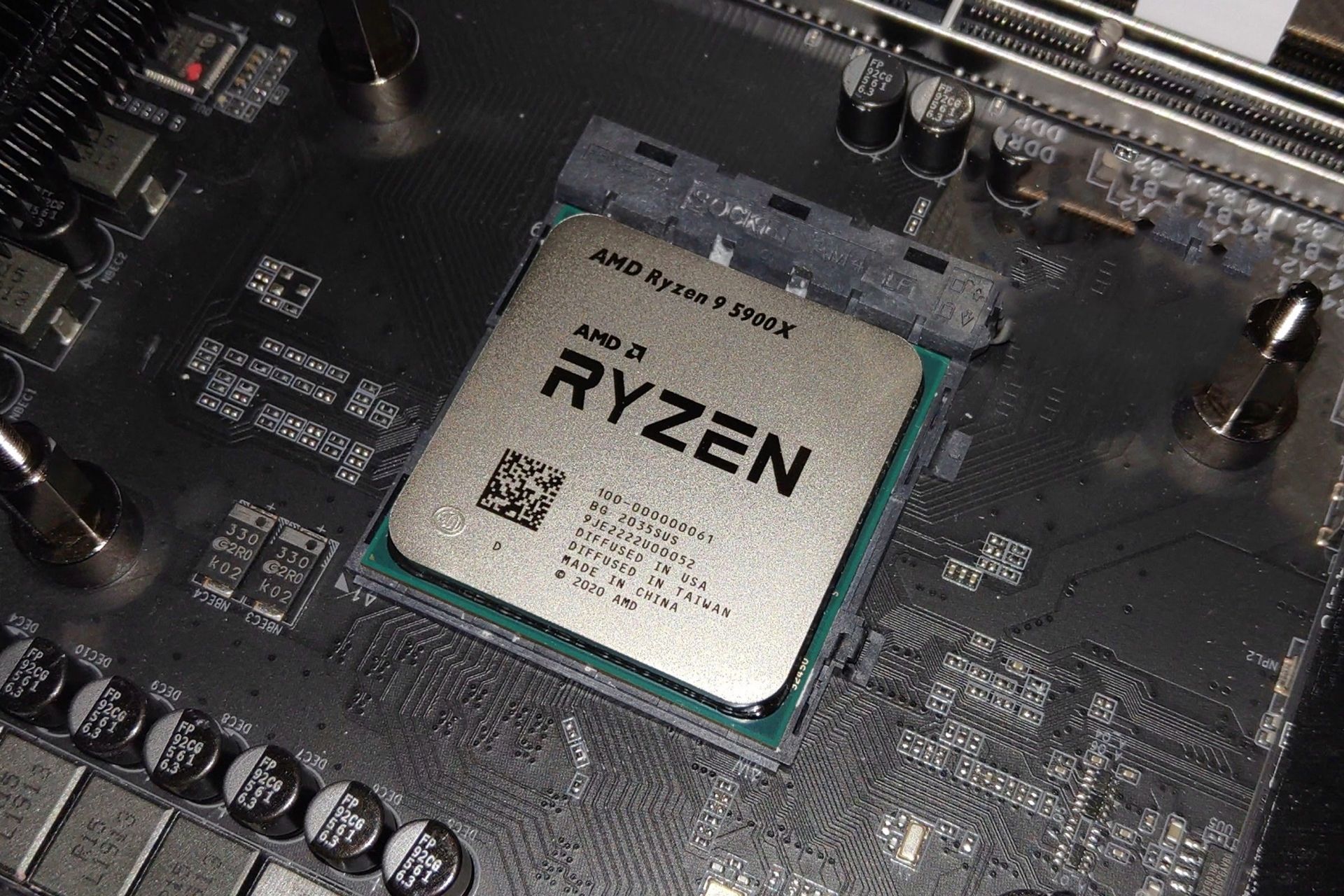پردازنده ای ام دی رایزن ۵۰۰۰ / AMD Ryzen 5900X از نمای بالا در مادربرد