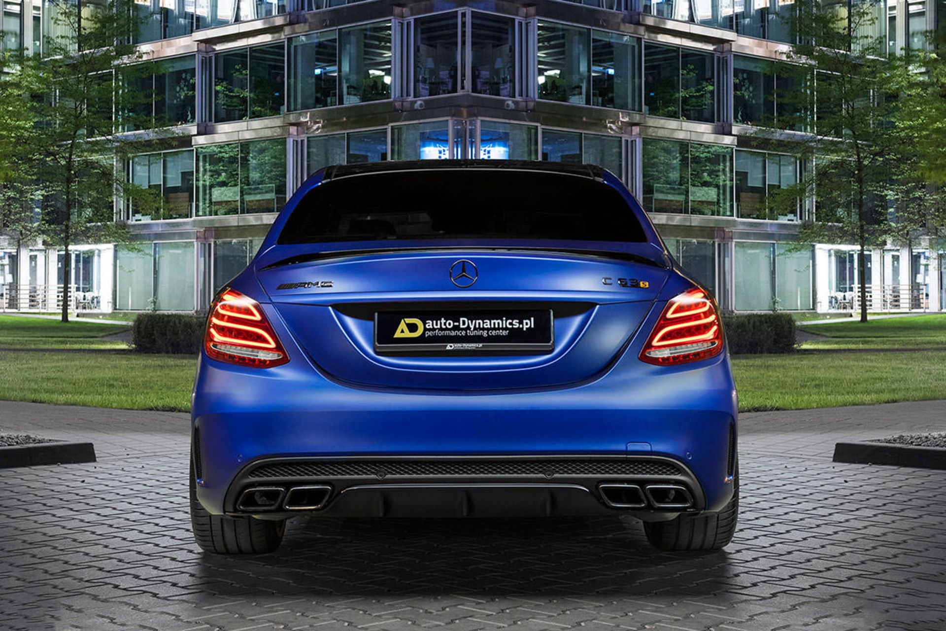 نمای عقب خودرو مرسدس بنز / Mercedes-AMG C63 S آبی رنگ با تیونینگ اتوداینامیکس