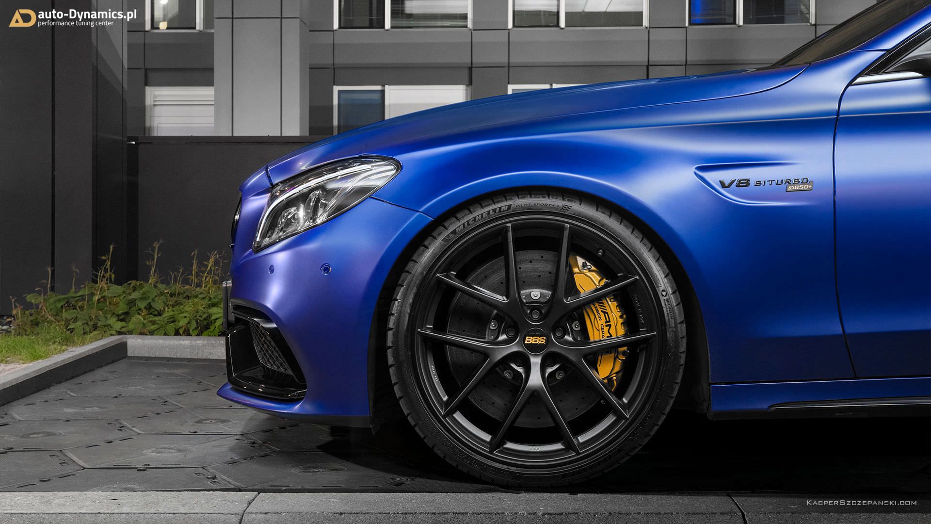 نمای چرخ جلو و رینگ خودرو مرسدس بنز / Mercedes-AMG C63 S آبی رنگ با تیونینگ اتوداینامیکس