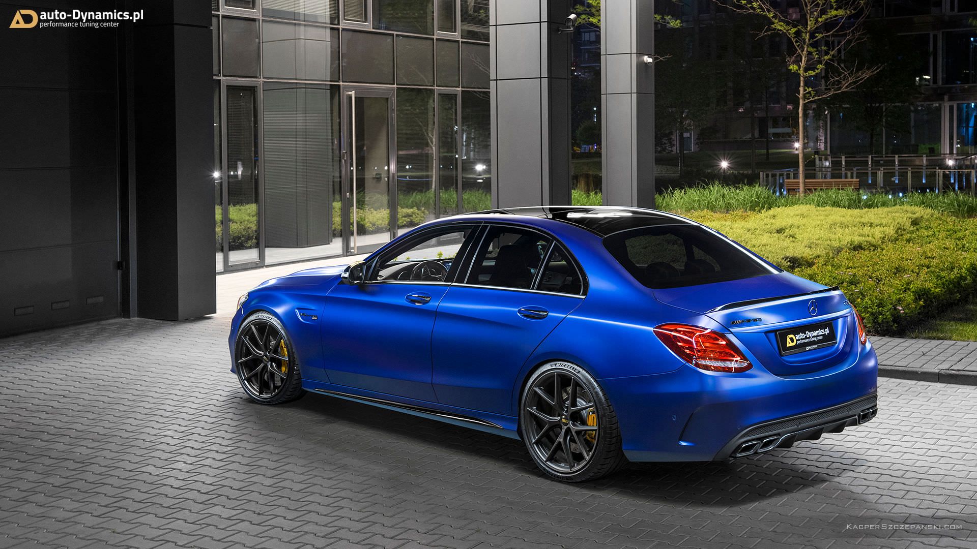 نمای سه چهارم عقب خودرو مرسدس بنز / Mercedes-AMG C63 S آبی رنگ با تیونینگ اتوداینامیکس