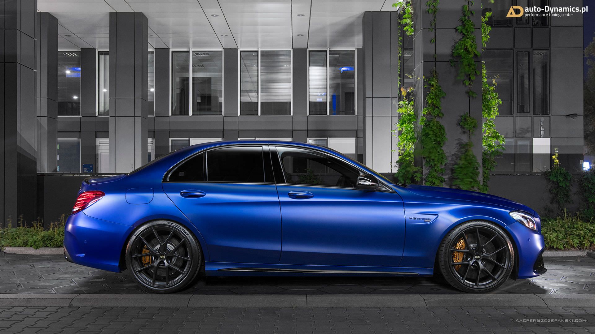 نمای جانبی خودرو مرسدس بنز / Mercedes-AMG C63 S آبی رنگ با تیونینگ اتوداینامیکس
