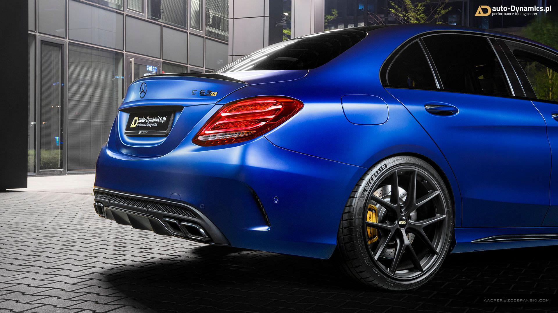 نمای چراغ عقب خودرو مرسدس بنز / Mercedes-AMG C63 S آبی رنگ با تیونینگ اتوداینامیکس