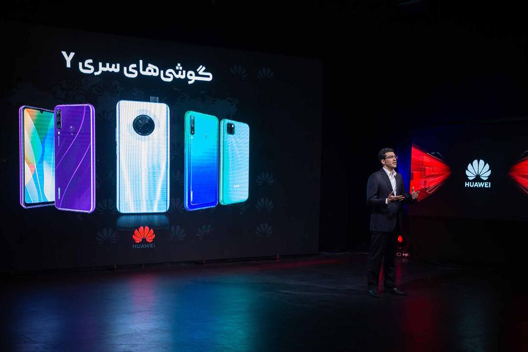 بابک فیاض در مراسم هواوی در تهران با عکس گوشی های سری Y