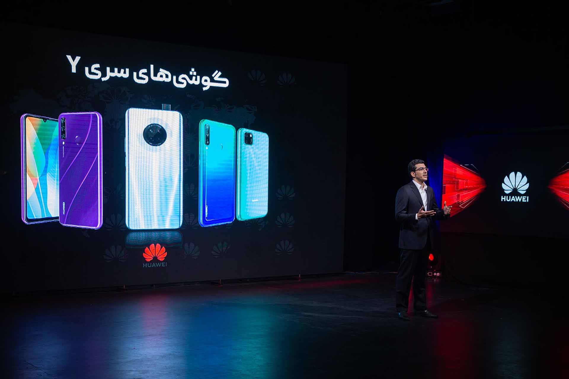 بابک فیاض در مراسم هواوی در تهران با عکس گوشی های سری Y