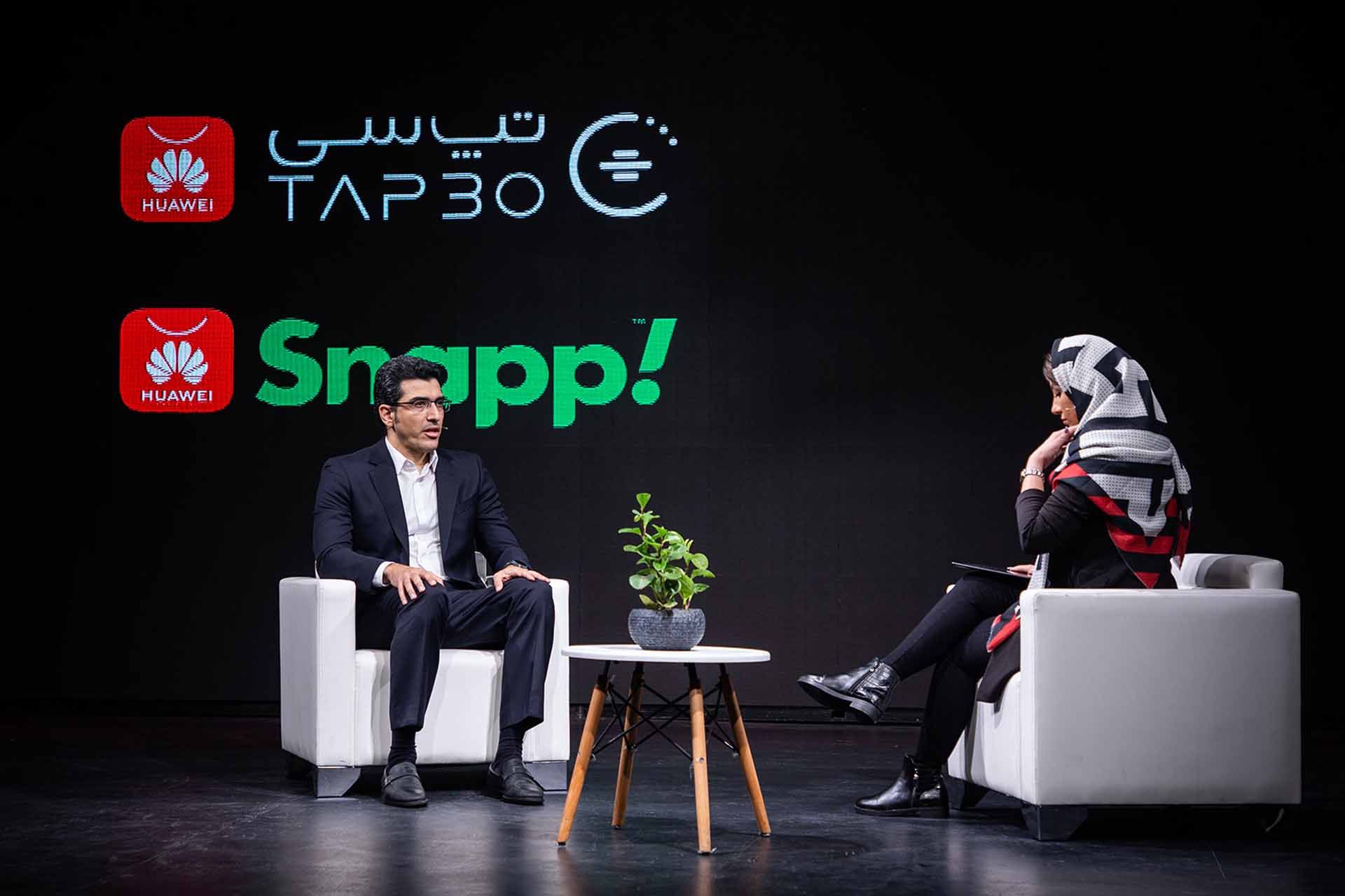 مصاحبه بابک فیاض در مراسم هواوی در تهران و لوگوی اسنپ و تپ سی
