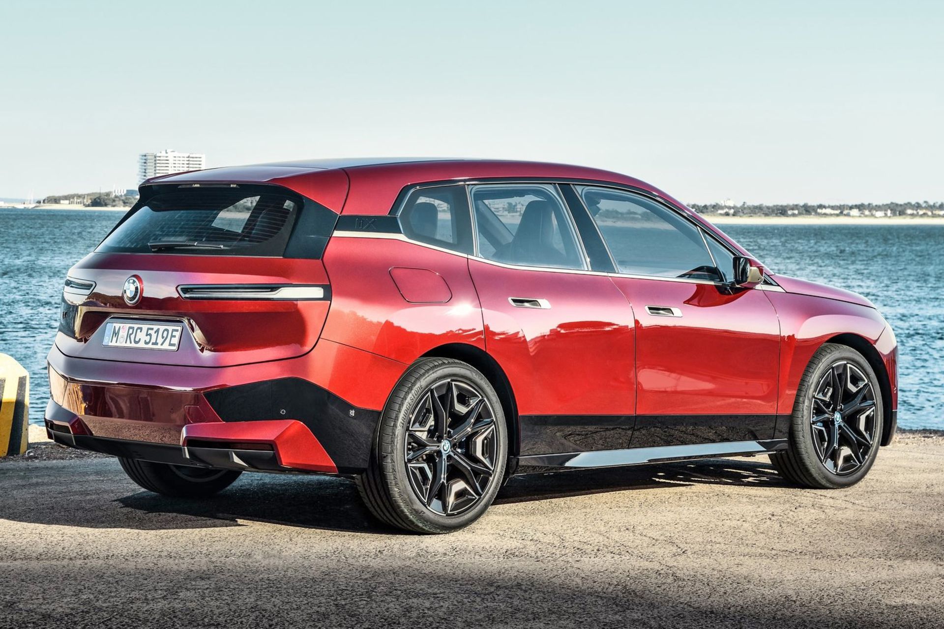 BMW iX شاسی بلند برقی بی ام و آی ایکس نمای پشت