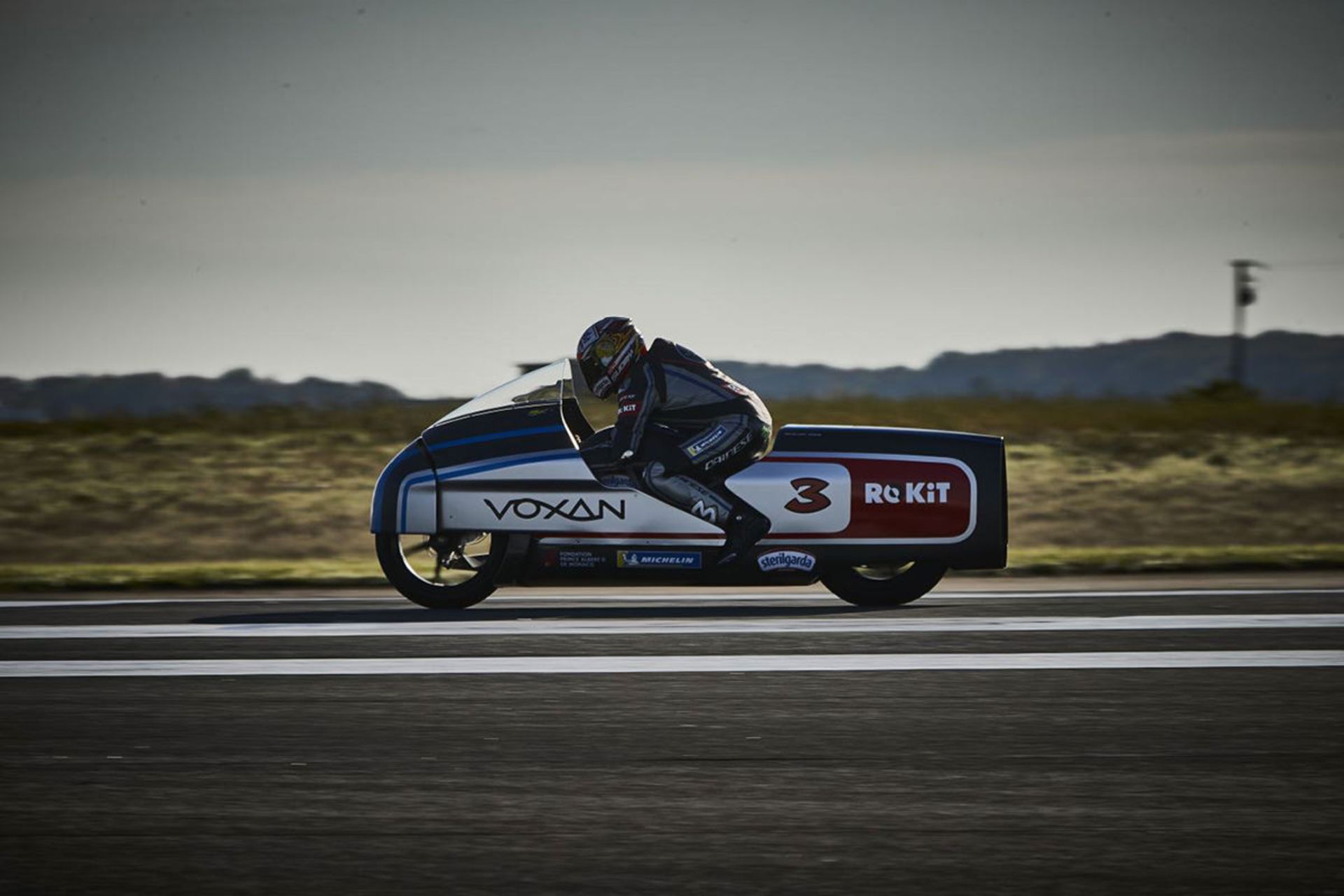 نمای جانبی موتورسیکلت برقی وکسان واتمن / Voxan Wattman electric motorcycle در حال ثبت رکورد سرعت