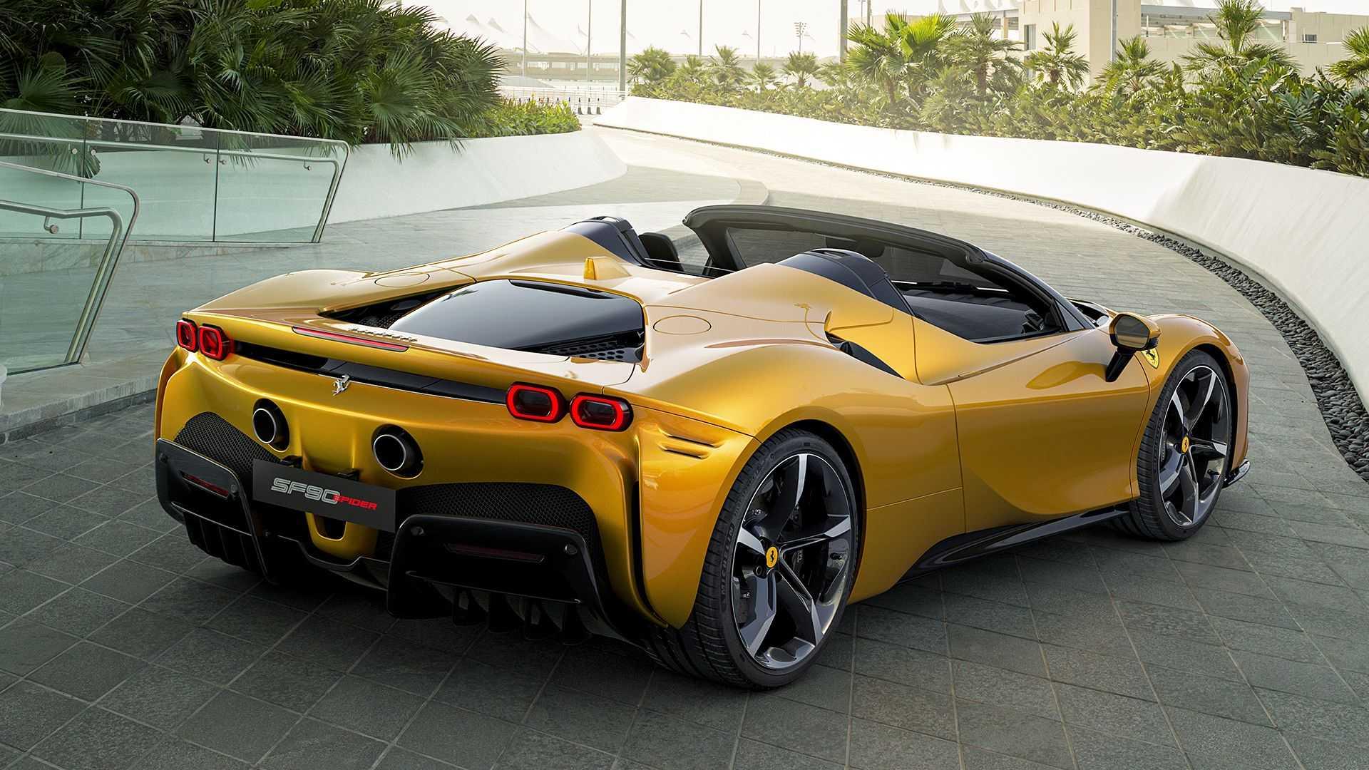 نمای عقب ابرخودرو پلاگین هیبریدی روباز فراری SF90  اسپایدر / Ferrari SF90 Spider زرد رنگ