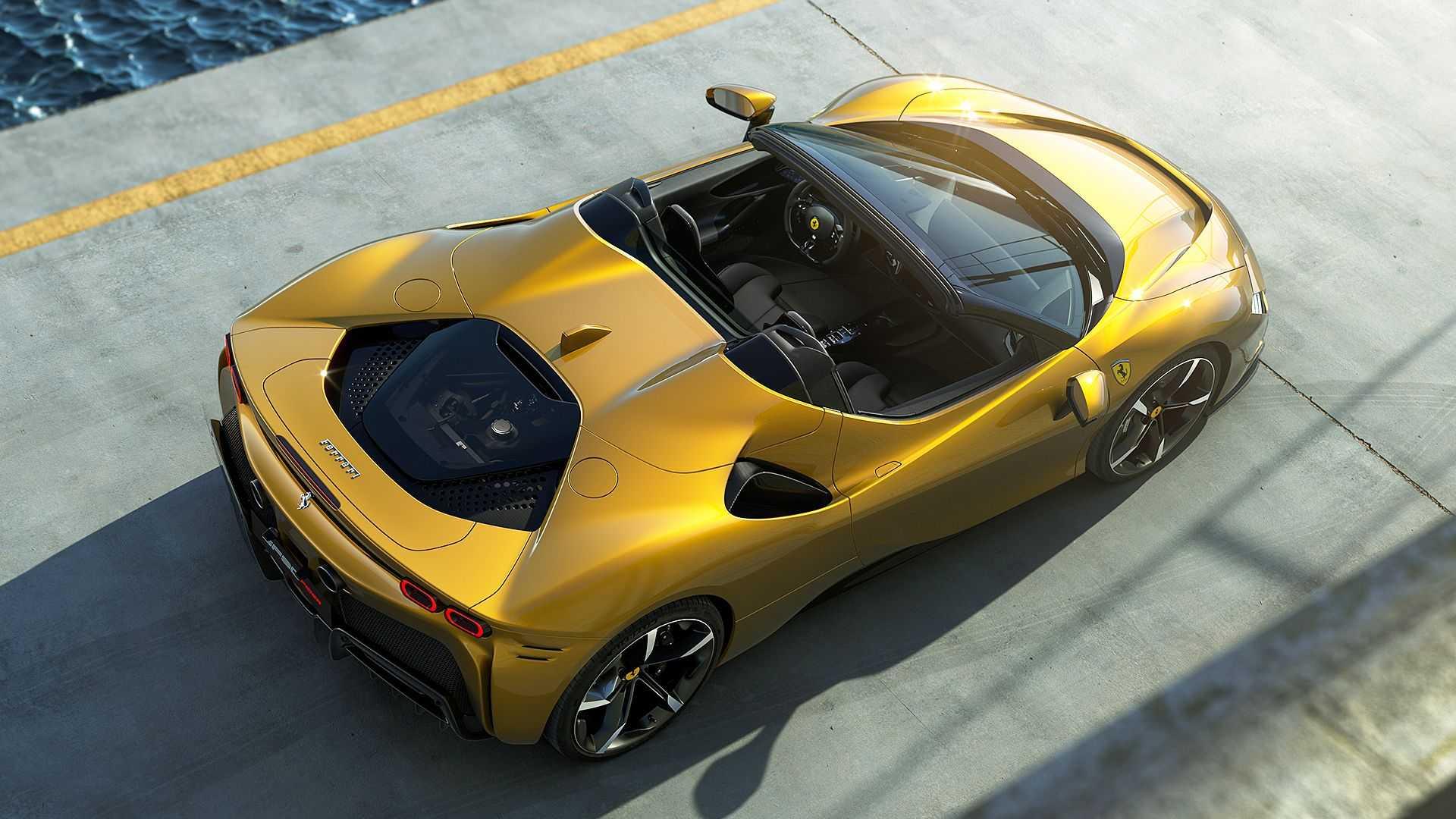 نمای بالا ابرخودروی پلاگین هیبریدی روباز فراری SF90  اسپایدر / Ferrari SF90 Spider زرد رنگ در پیست