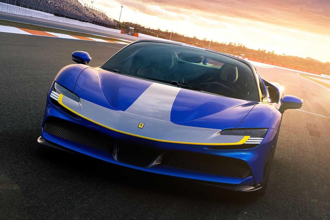 ابرخودروی پلاگین هیبریدی روباز فراری SF90  اسپایدر / Ferrari SF90 Spider آبی رنگ در پیست