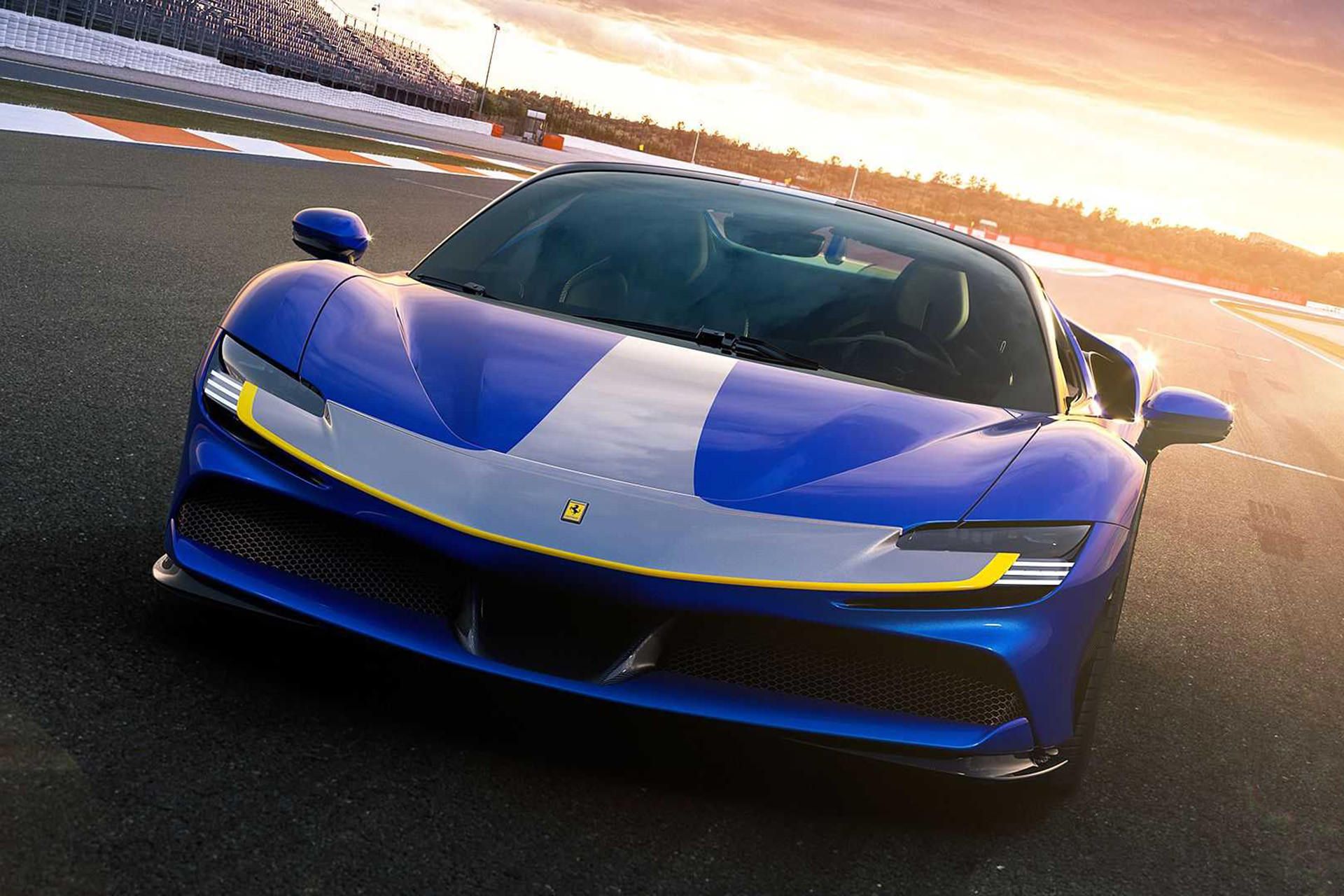 ابرخودروی پلاگین هیبریدی روباز فراری SF90  اسپایدر / Ferrari SF90 Spider آبی رنگ در پیست