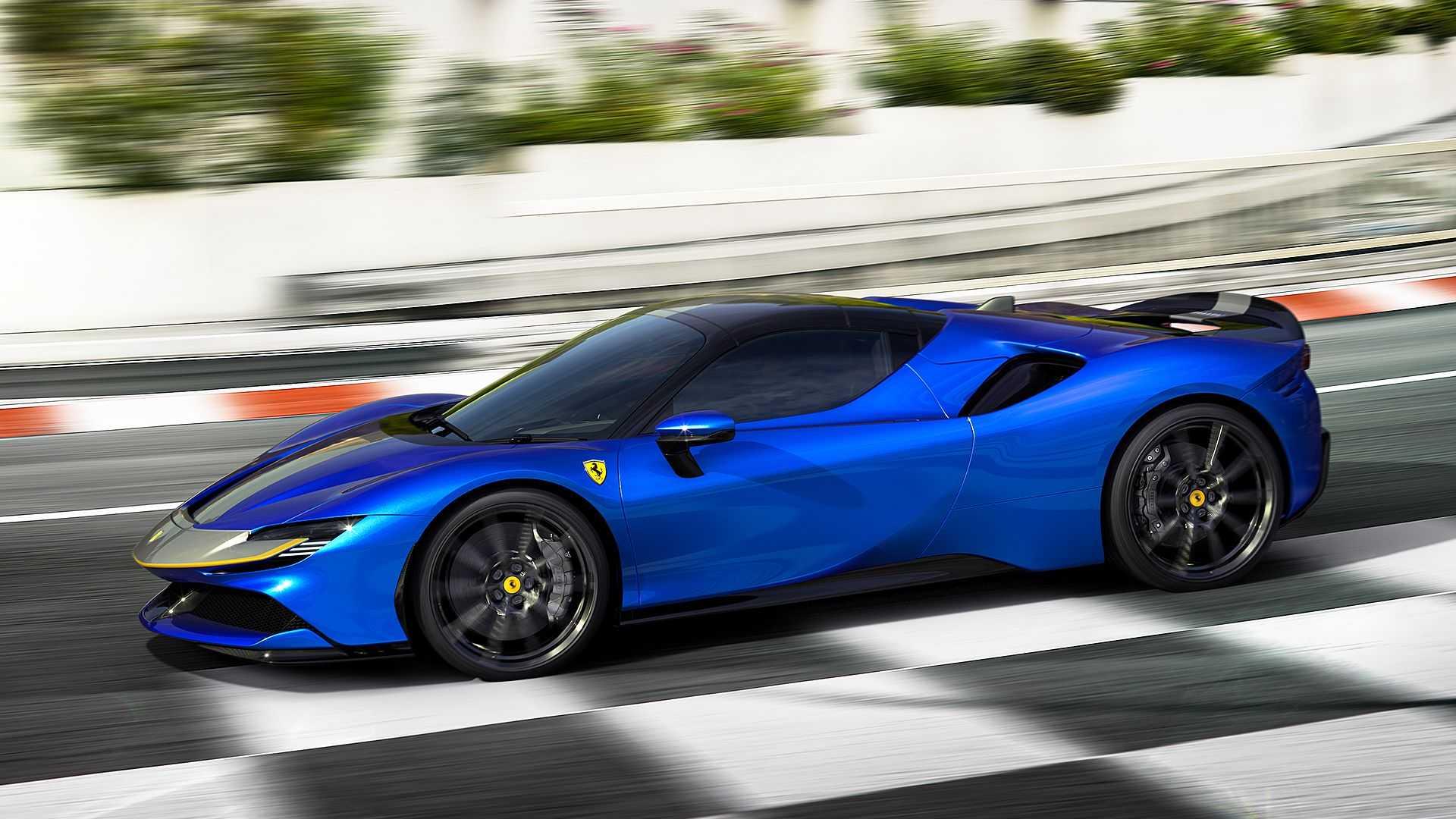 نمای جانبی ابرخودرو پلاگین هیبریدی روباز فراری SF90  اسپایدر / Ferrari SF90 Spider آبی رنگ در پیست