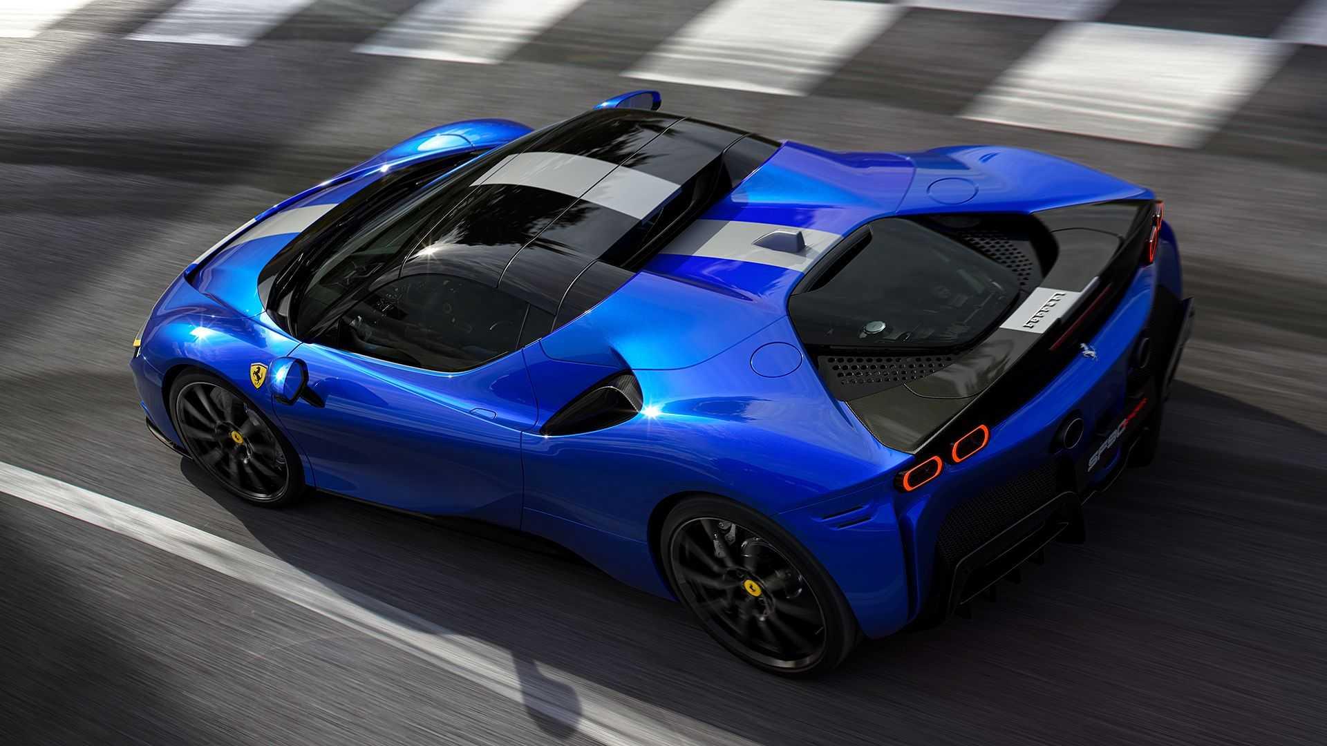 نمای بالا ابرخودرو پلاگین هیبریدی روباز فراری SF90  اسپایدر / Ferrari SF90 Spider آبی رنگ در پیست